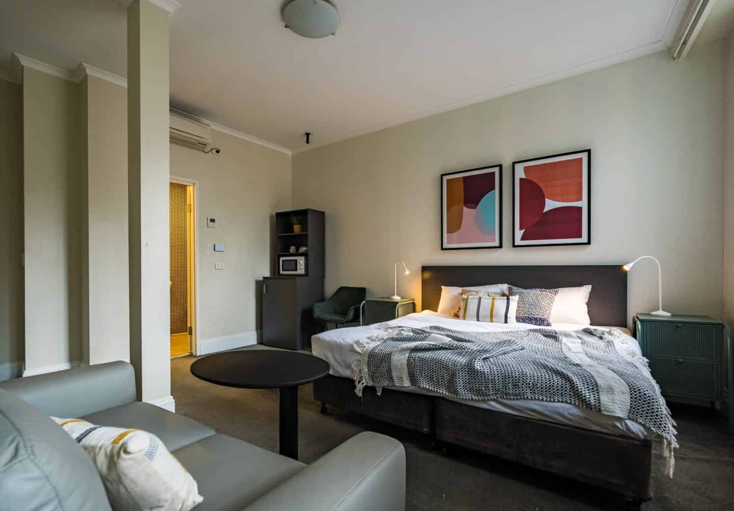 Common Area?w=400&h=260&fit=crop&q=40&auto=format&trim=auto