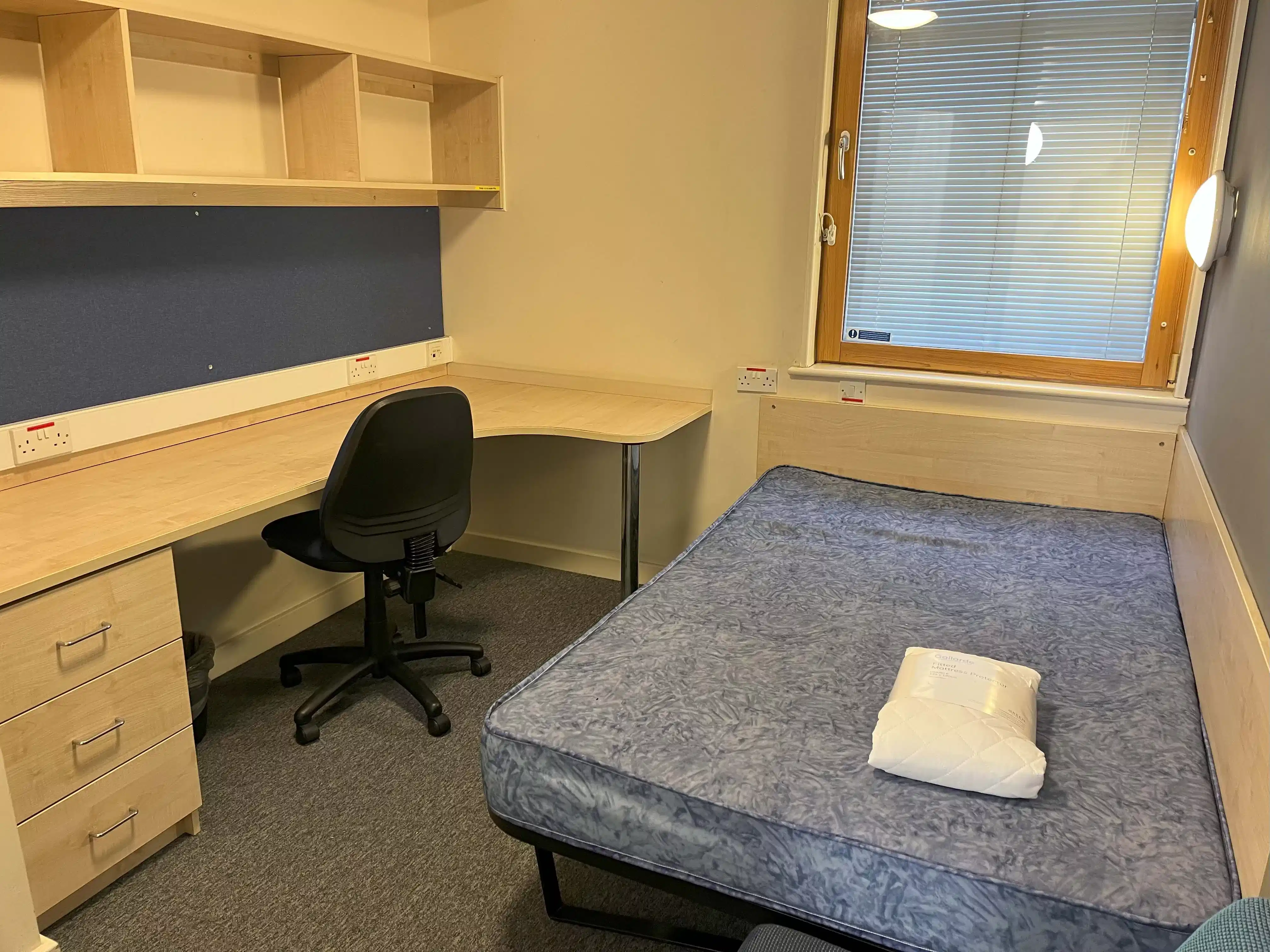 Exterior?w=400&h=260&fit=crop&q=40&auto=format&trim=auto