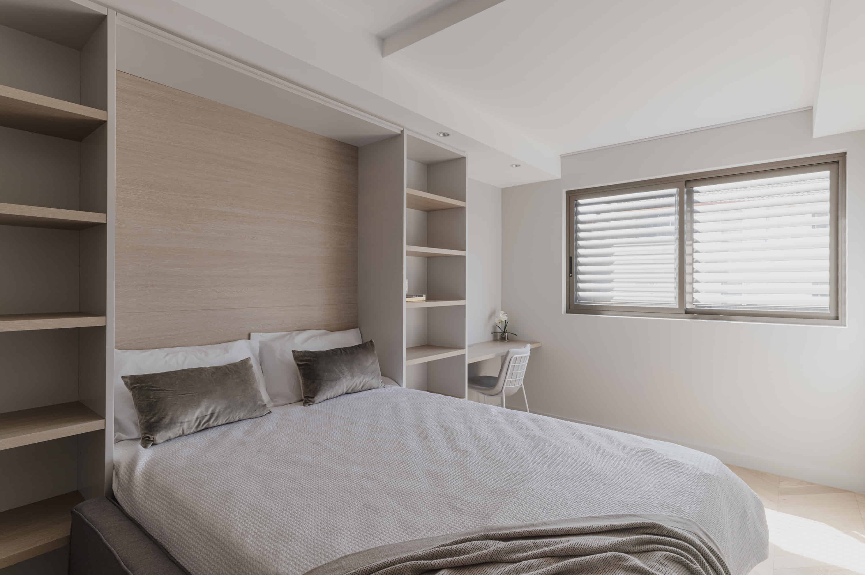 Bedroom?w=400&h=260&fit=crop&q=40&auto=format&trim=auto