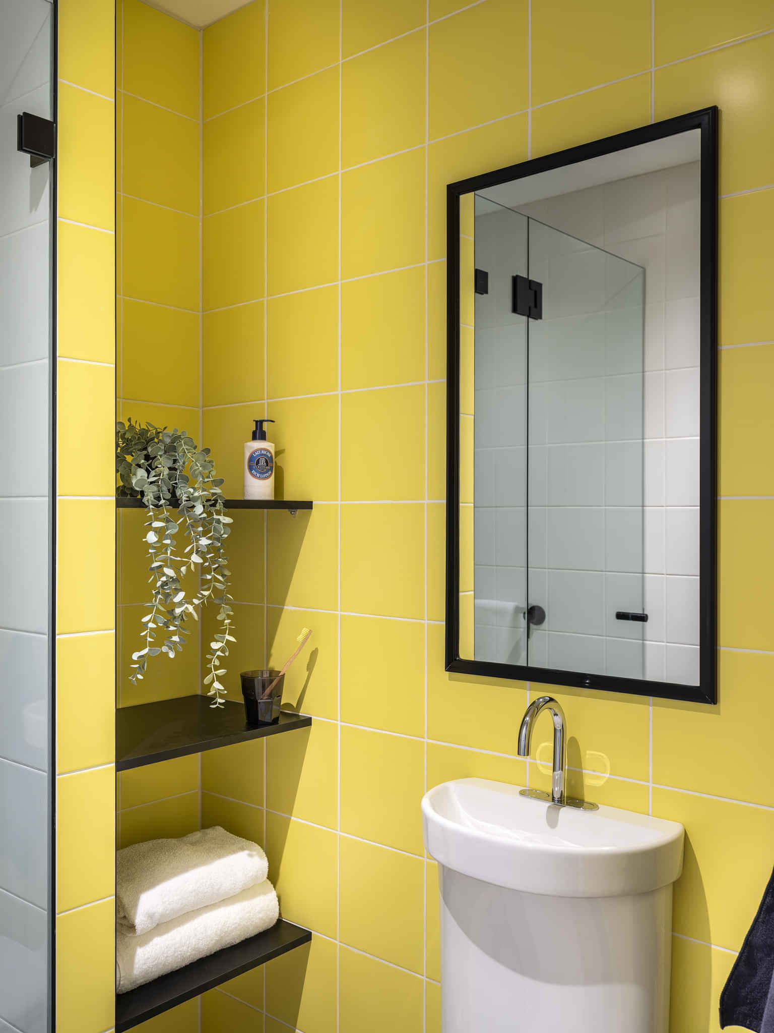 Exterior?w=400&h=260&fit=crop&q=40&auto=format&trim=auto