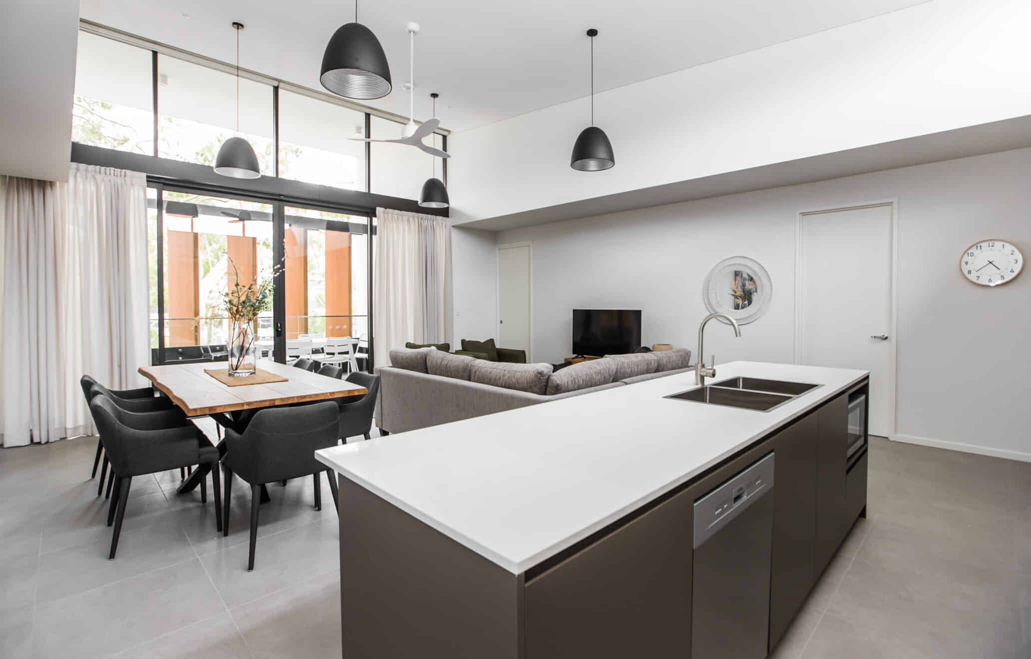 Room?w=400&h=260&fit=crop&q=40&auto=format&trim=auto