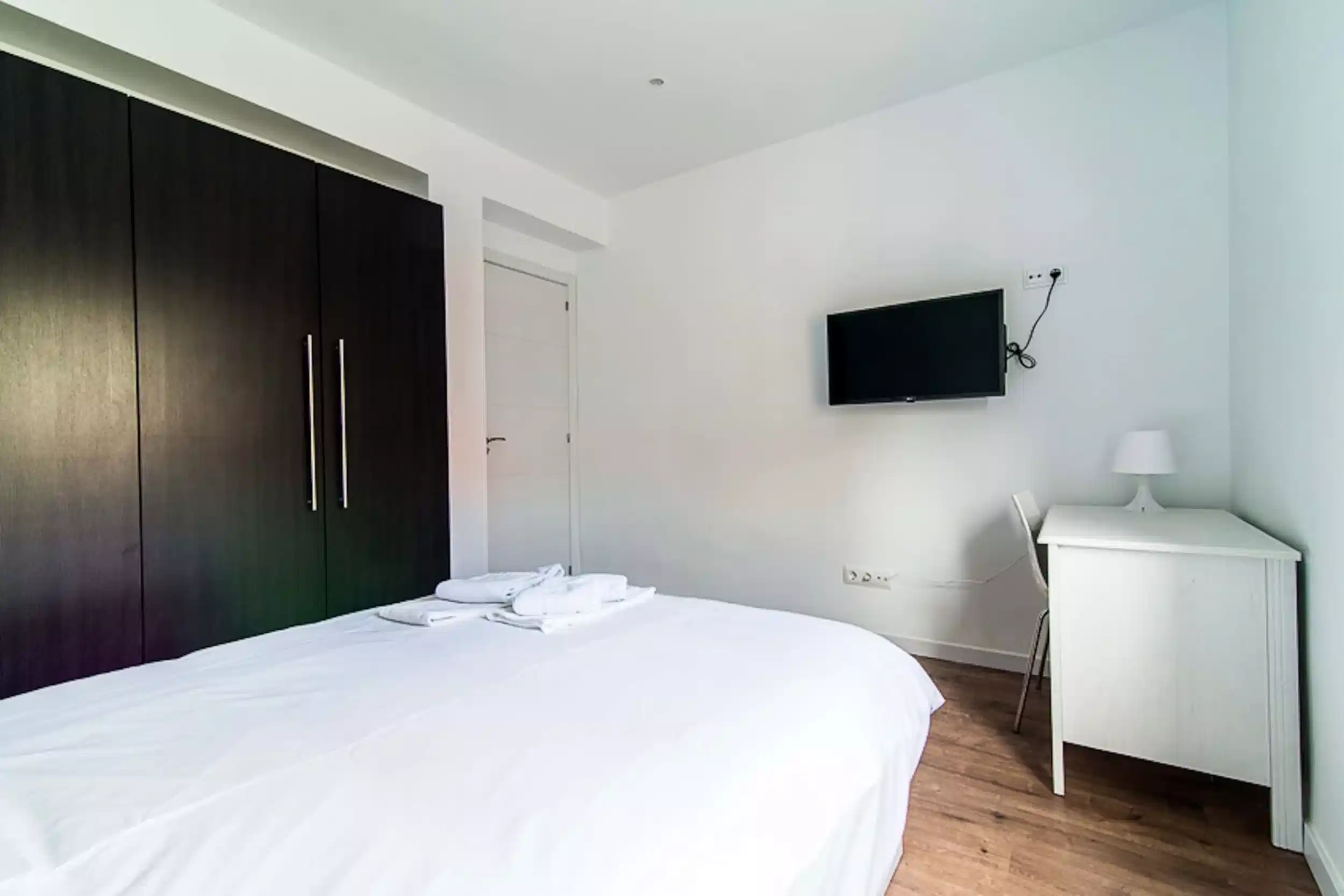 Exterior?w=400&h=260&fit=crop&q=40&auto=format&trim=auto