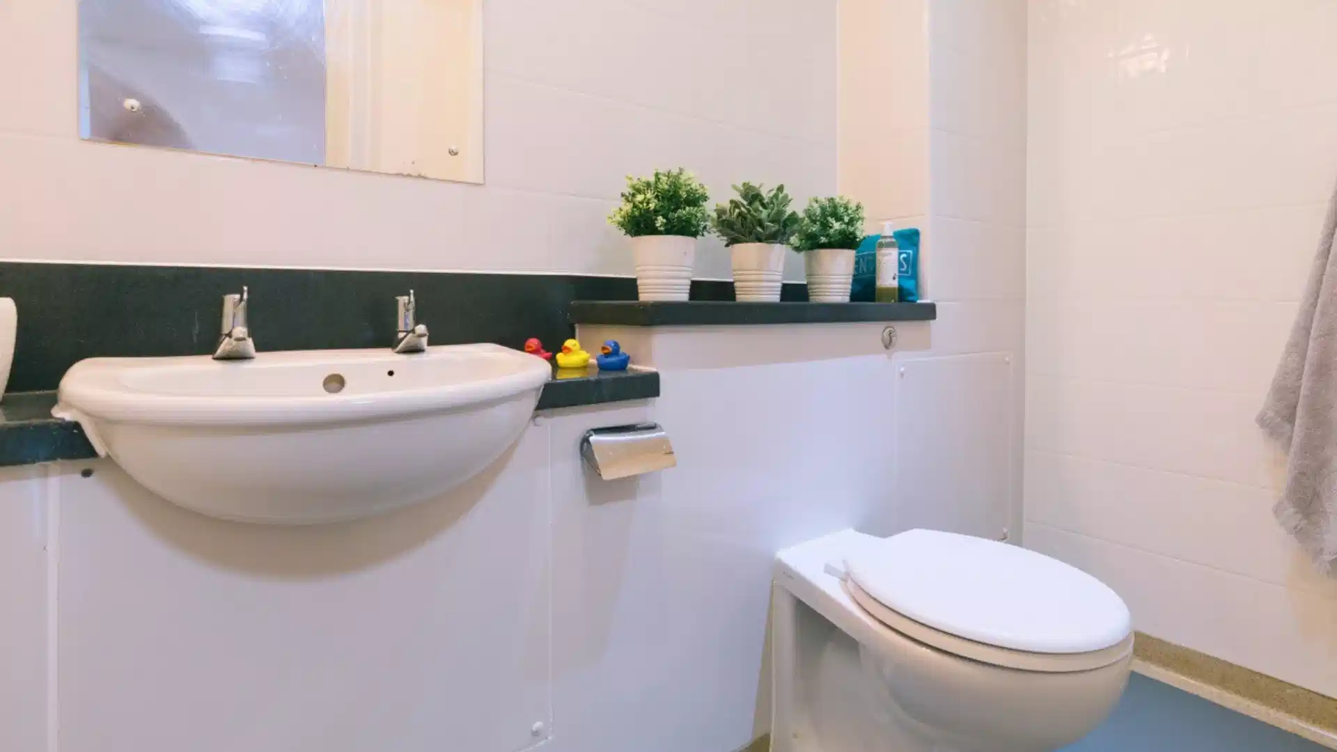 Pavilion Court, Canterbury - Canterbury, England, United Kingdom - Classic 4 Bed Apartment - Bathroom