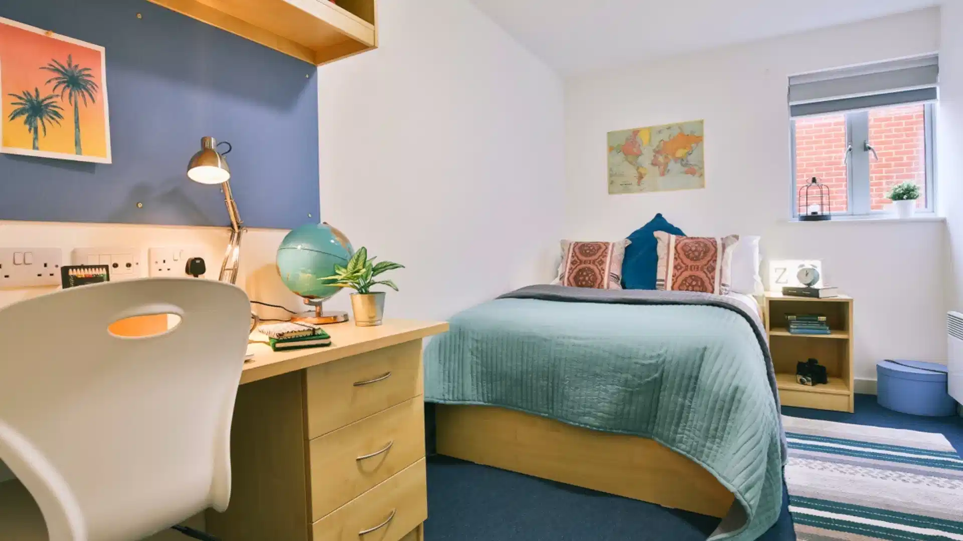 Pavilion Court, Canterbury - Canterbury, England, United Kingdom - Classic 4 Bed Apartment - Bedroom