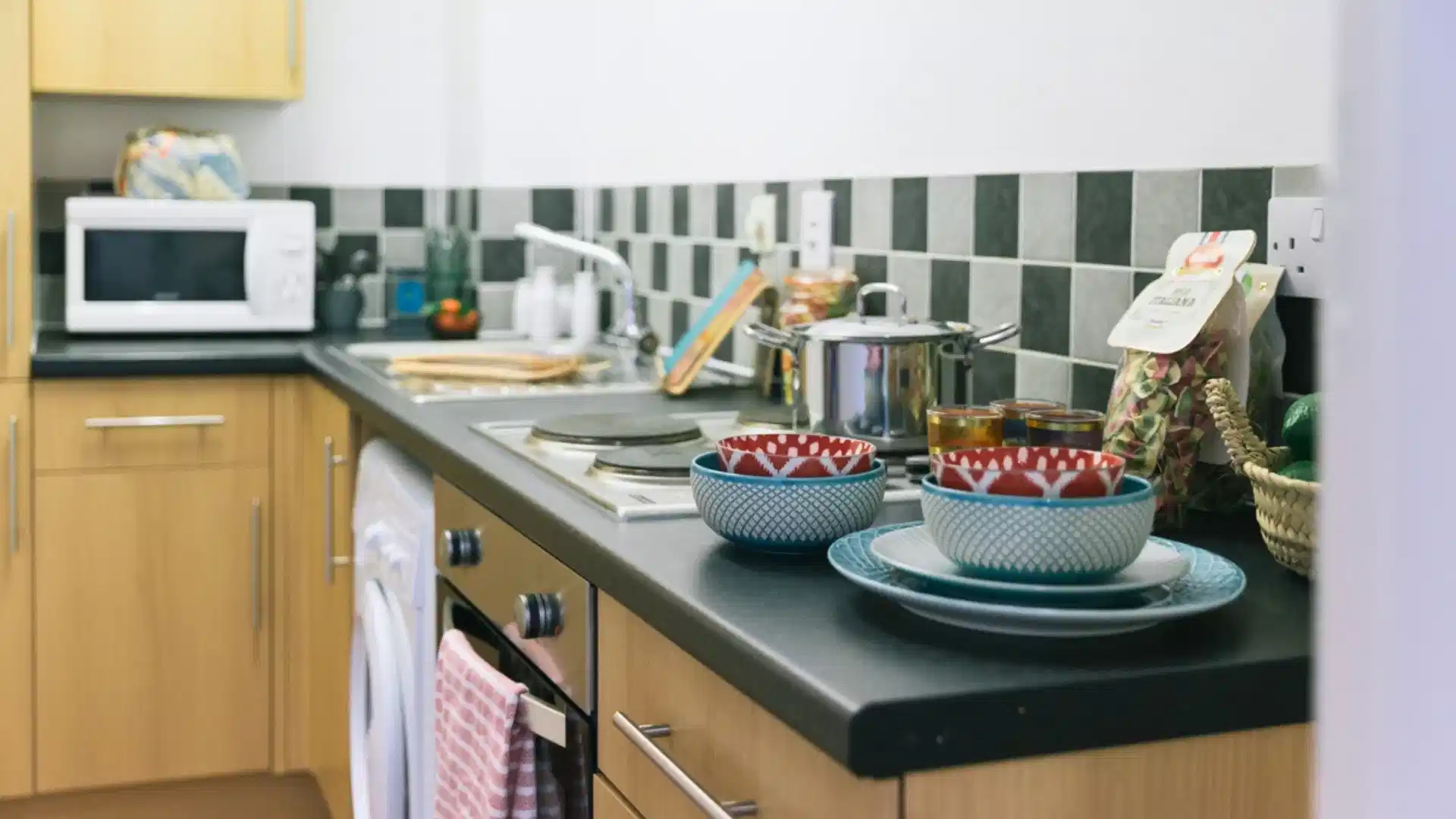 Classic 4 Bed Apartment - Bathroom?w=400&h=260&fit=crop&q=40&auto=format&trim=auto