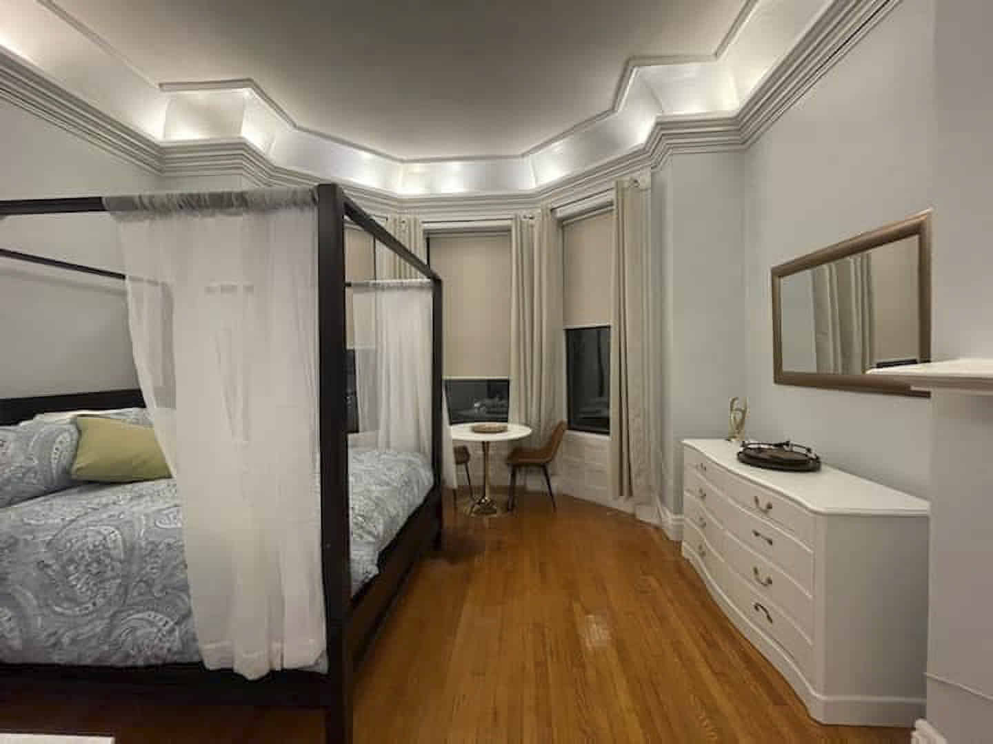 Bathroom?w=400&h=260&fit=crop&q=40&auto=format&trim=auto