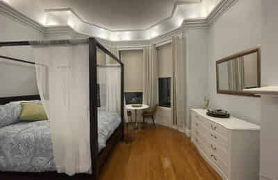 Bathroom?w=400&h=260&fit=crop&q=40&auto=format&trim=auto