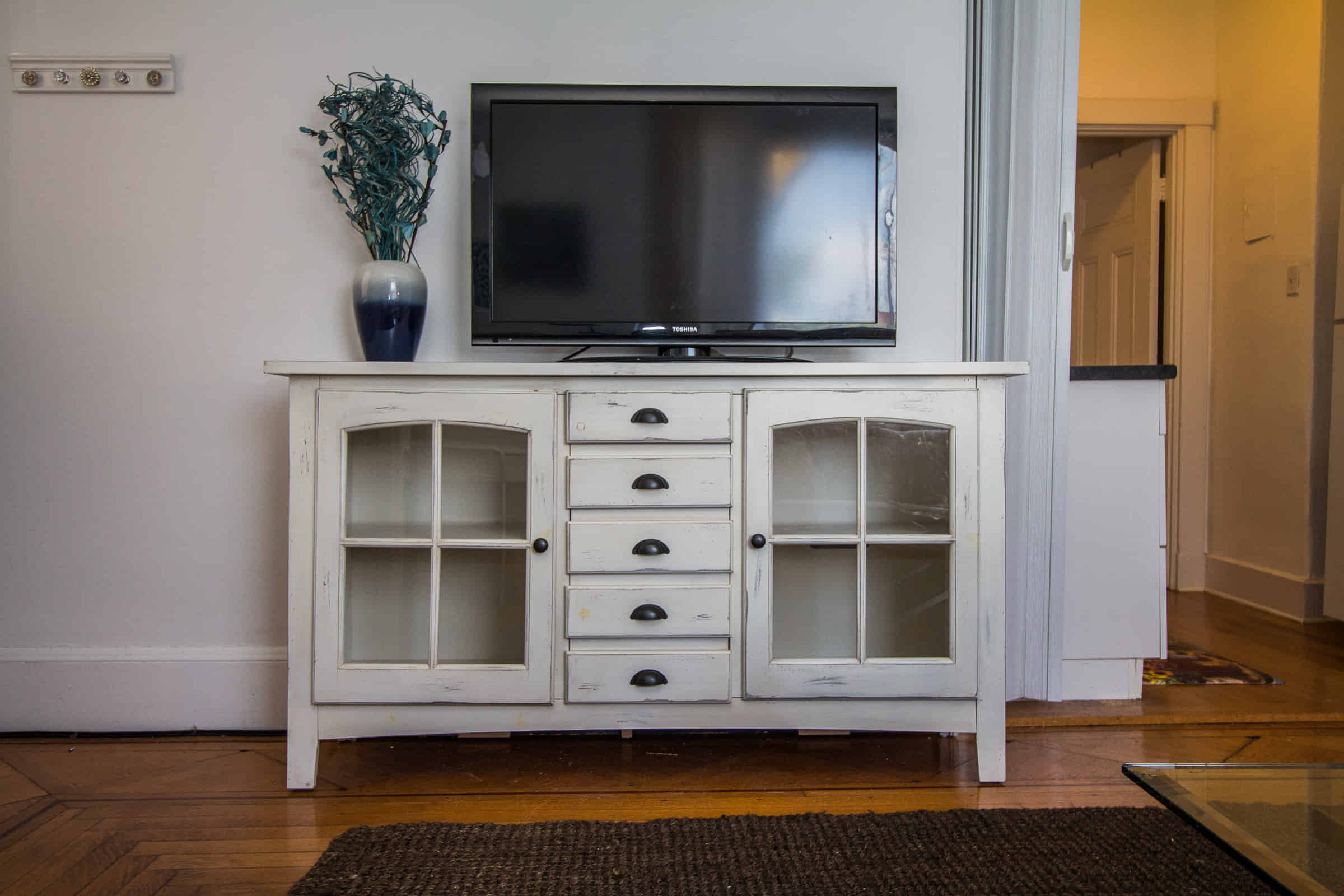 Room?w=400&h=260&fit=crop&q=40&auto=format&trim=auto