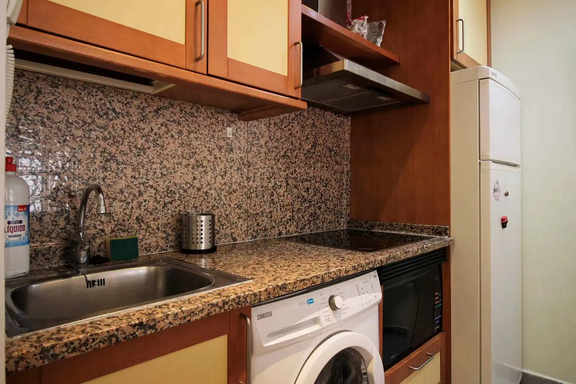 Exterior?w=400&h=260&fit=crop&q=40&auto=format&trim=auto