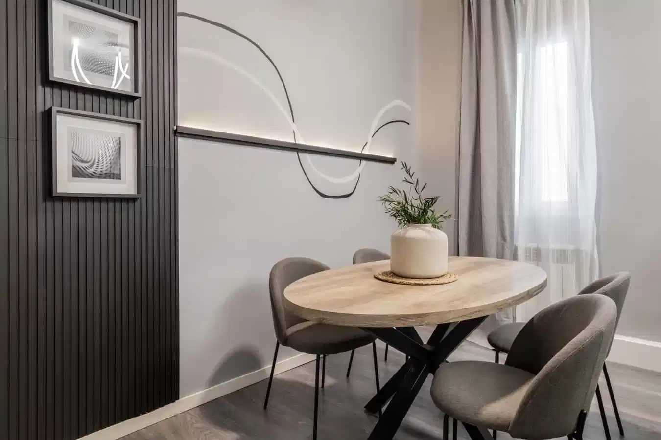 Exterior?w=400&h=260&fit=crop&q=40&auto=format&trim=auto