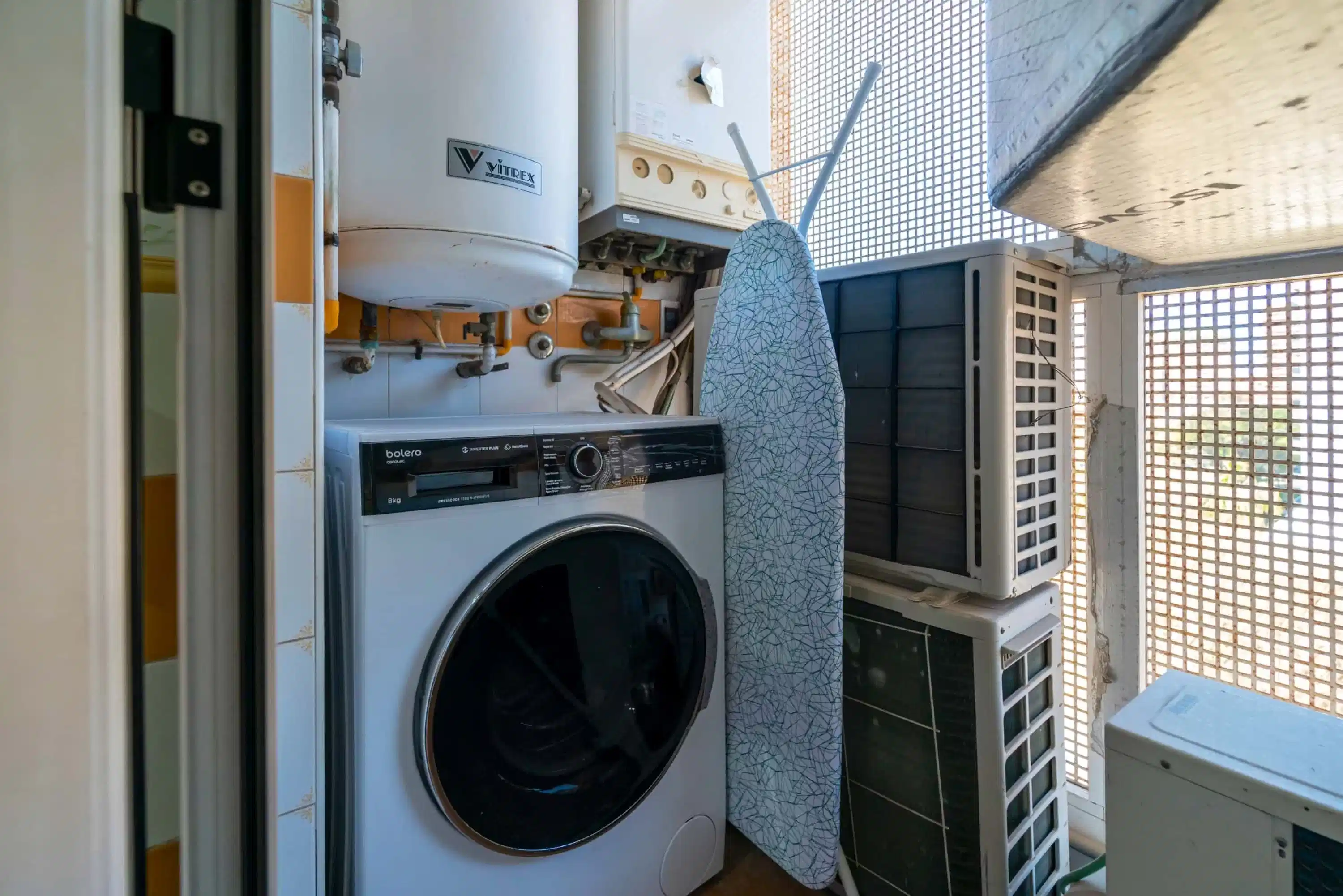 Exterior?w=400&h=260&fit=crop&q=40&auto=format&trim=auto