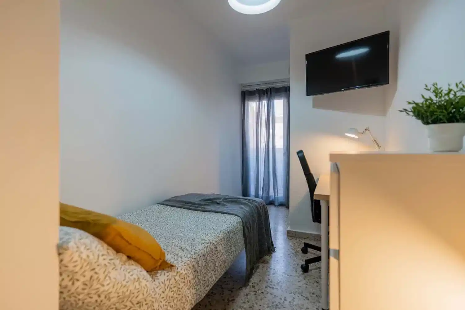 Exterior?w=400&h=260&fit=crop&q=40&auto=format&trim=auto