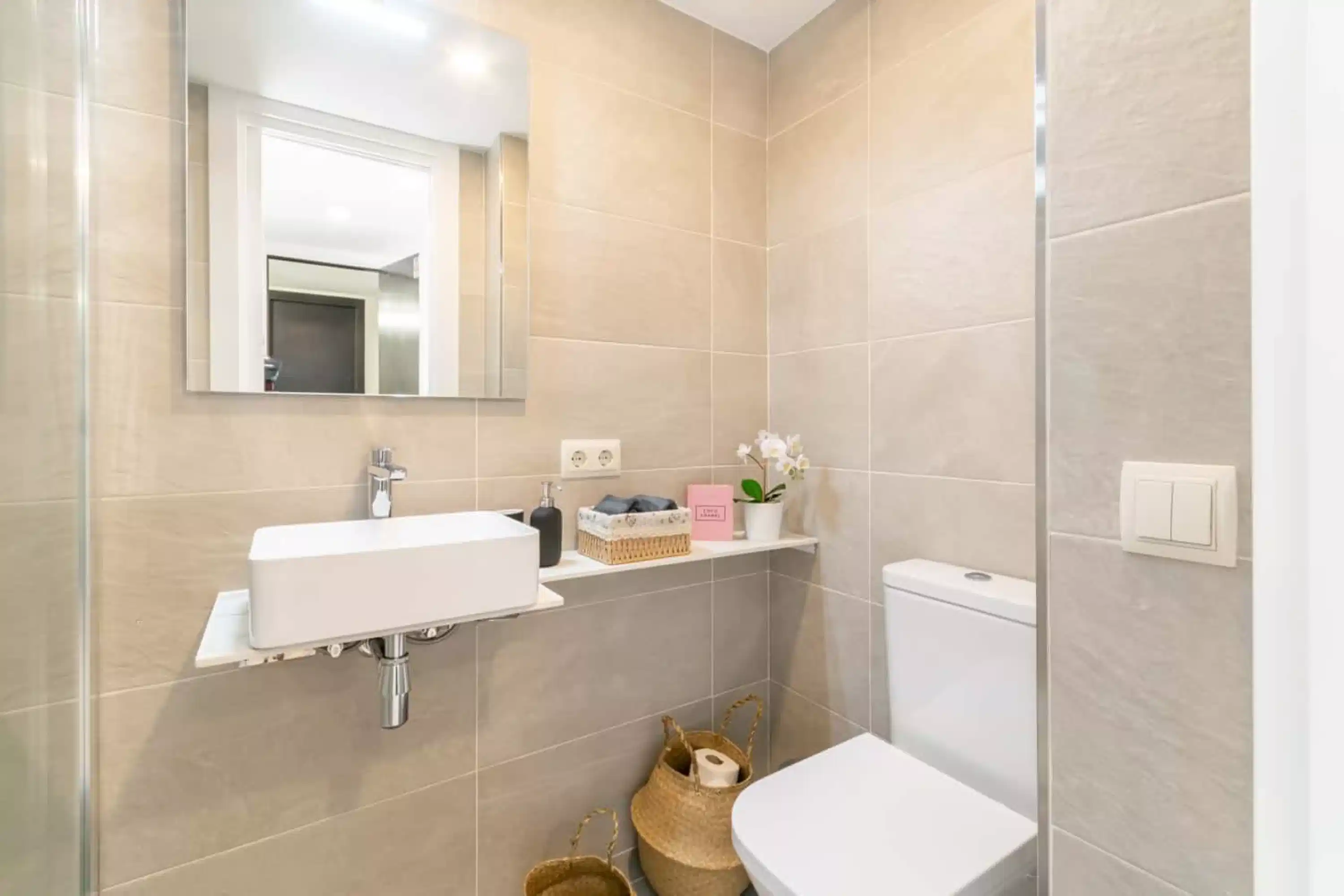 Exterior?w=400&h=260&fit=crop&q=40&auto=format&trim=auto