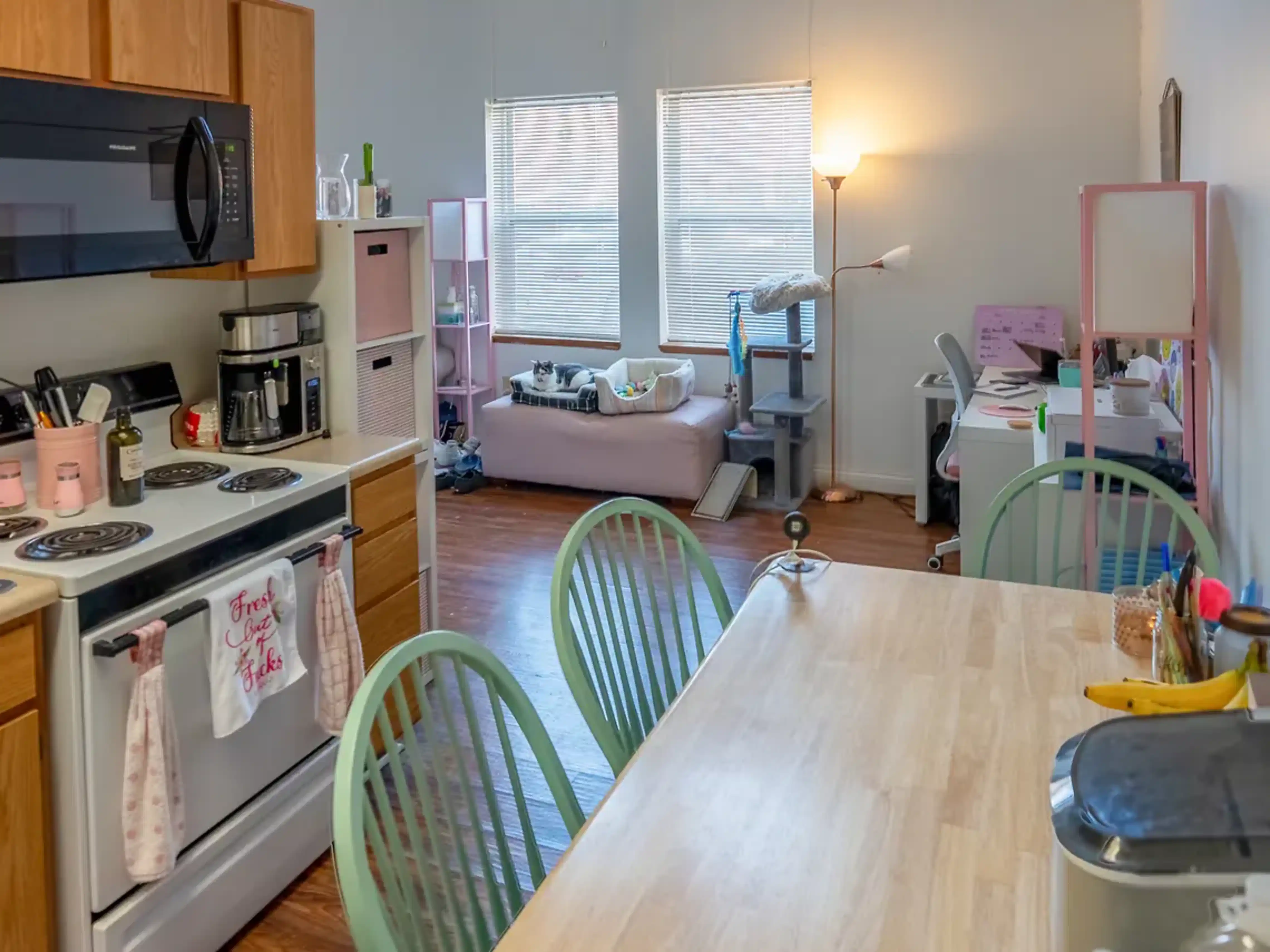 Kitchen?w=400&h=260&fit=crop&q=40&auto=format&trim=auto