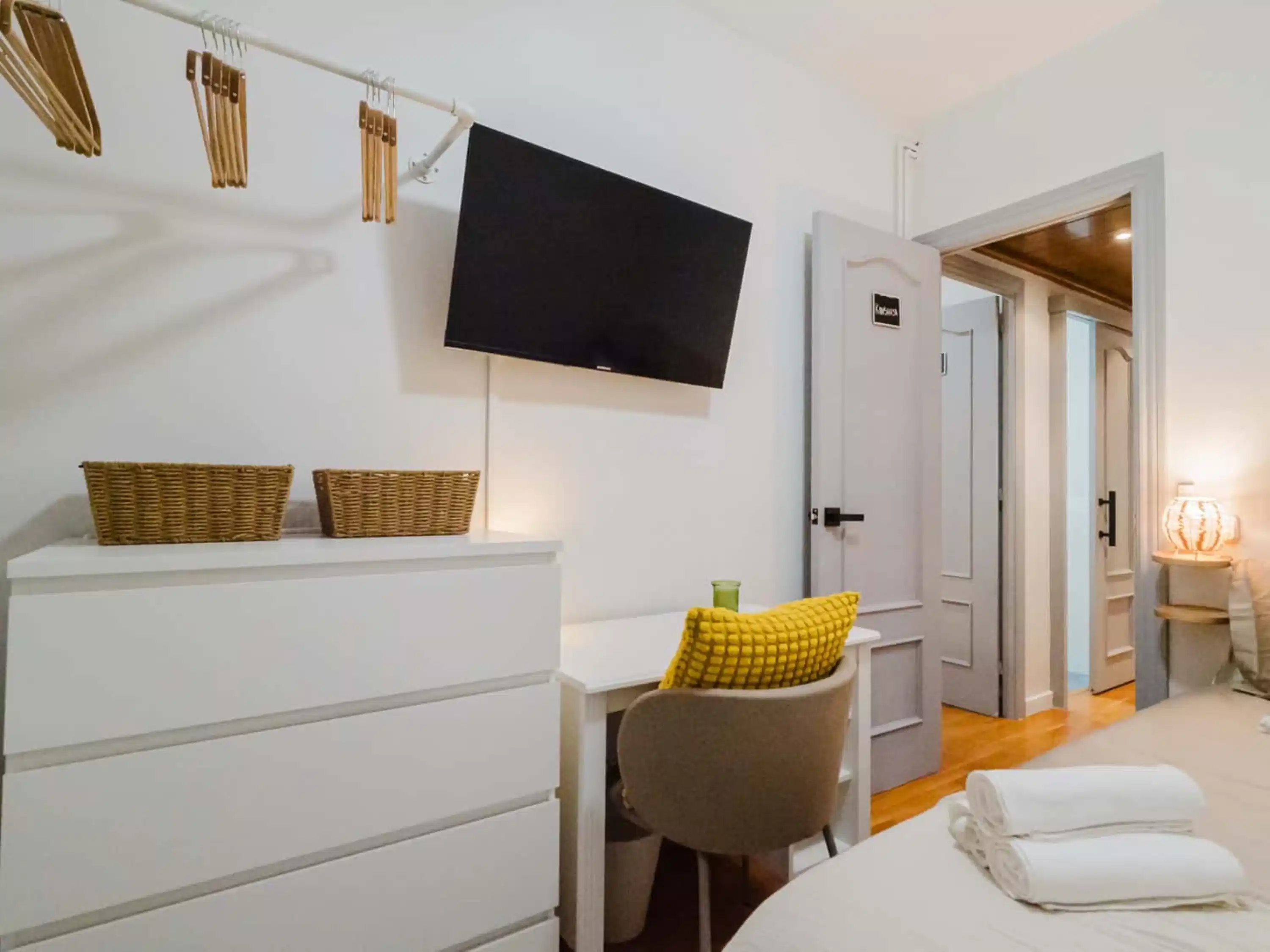 Exterior?w=400&h=260&fit=crop&q=40&auto=format&trim=auto