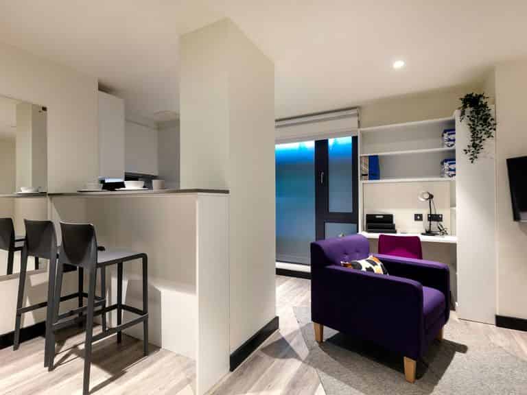 Common Area?w=400&h=260&fit=crop&q=40&auto=format&trim=auto