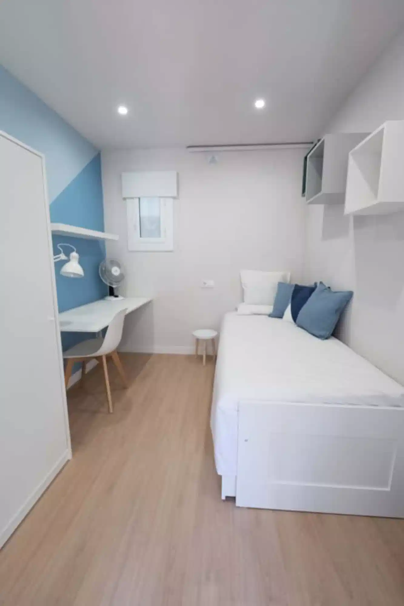 Exterior?w=400&h=260&fit=crop&q=40&auto=format&trim=auto