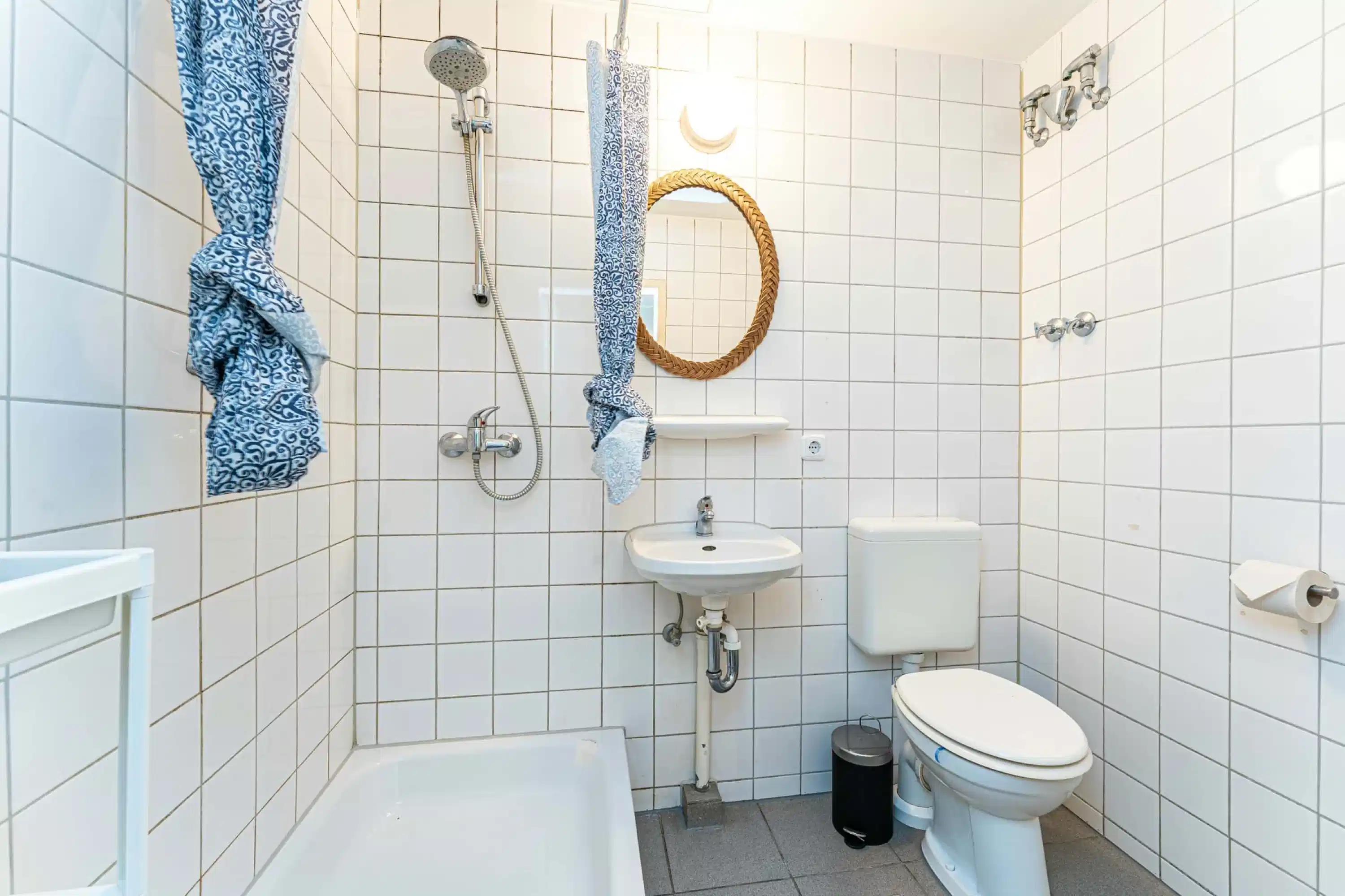 Exterior?w=400&h=260&fit=crop&q=40&auto=format&trim=auto