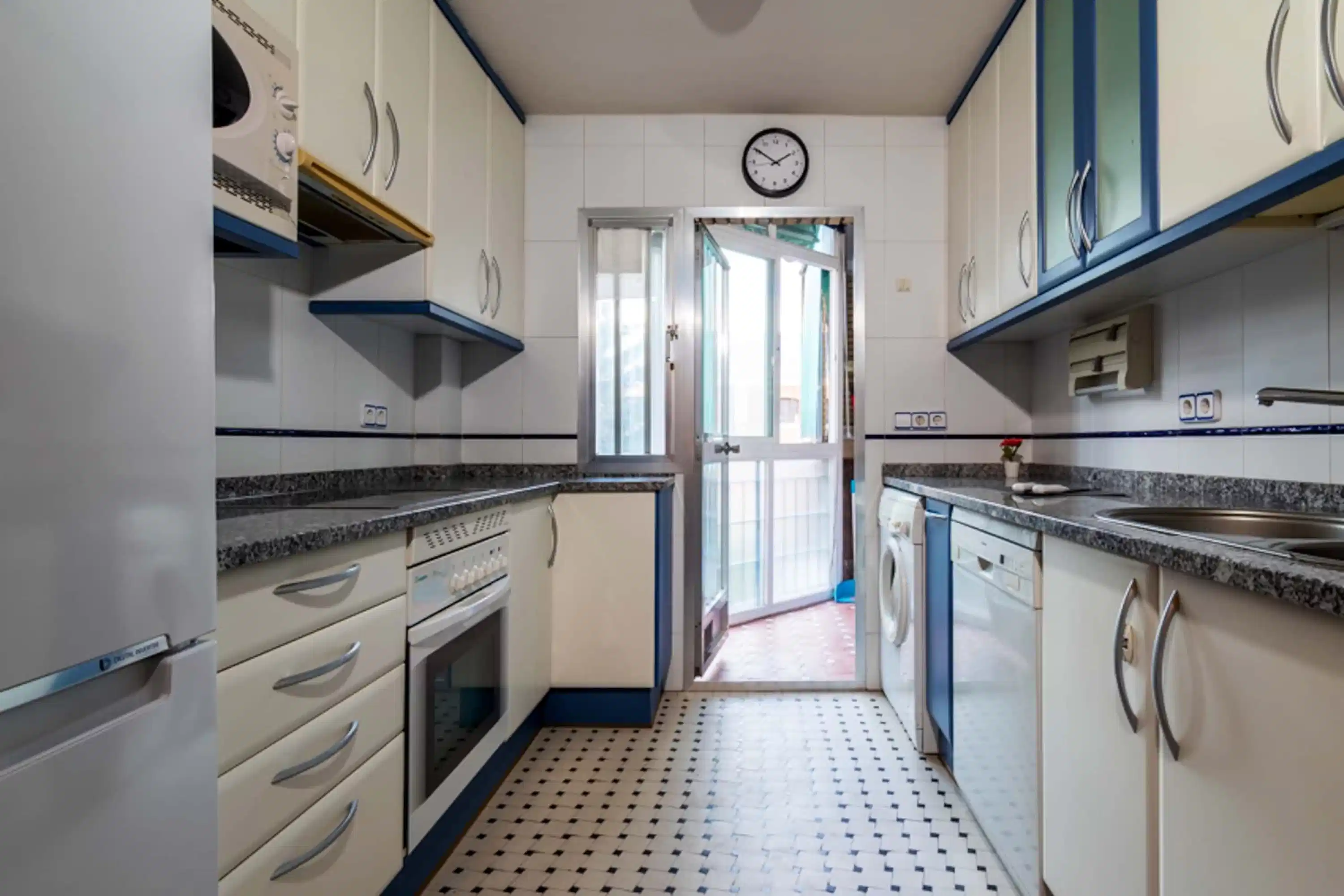 Exterior?w=400&h=260&fit=crop&q=40&auto=format&trim=auto