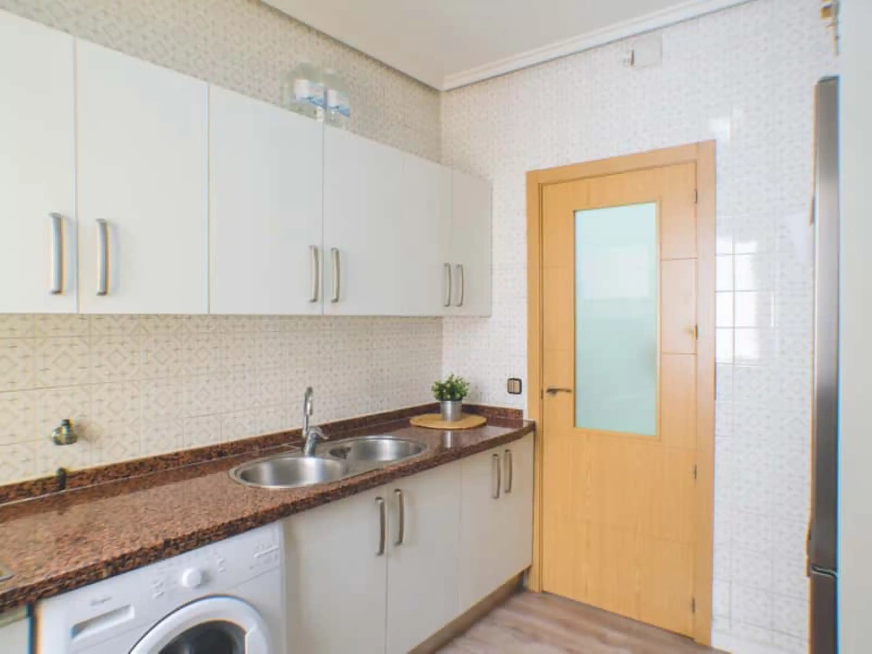 Exterior?w=400&h=260&fit=crop&q=40&auto=format&trim=auto