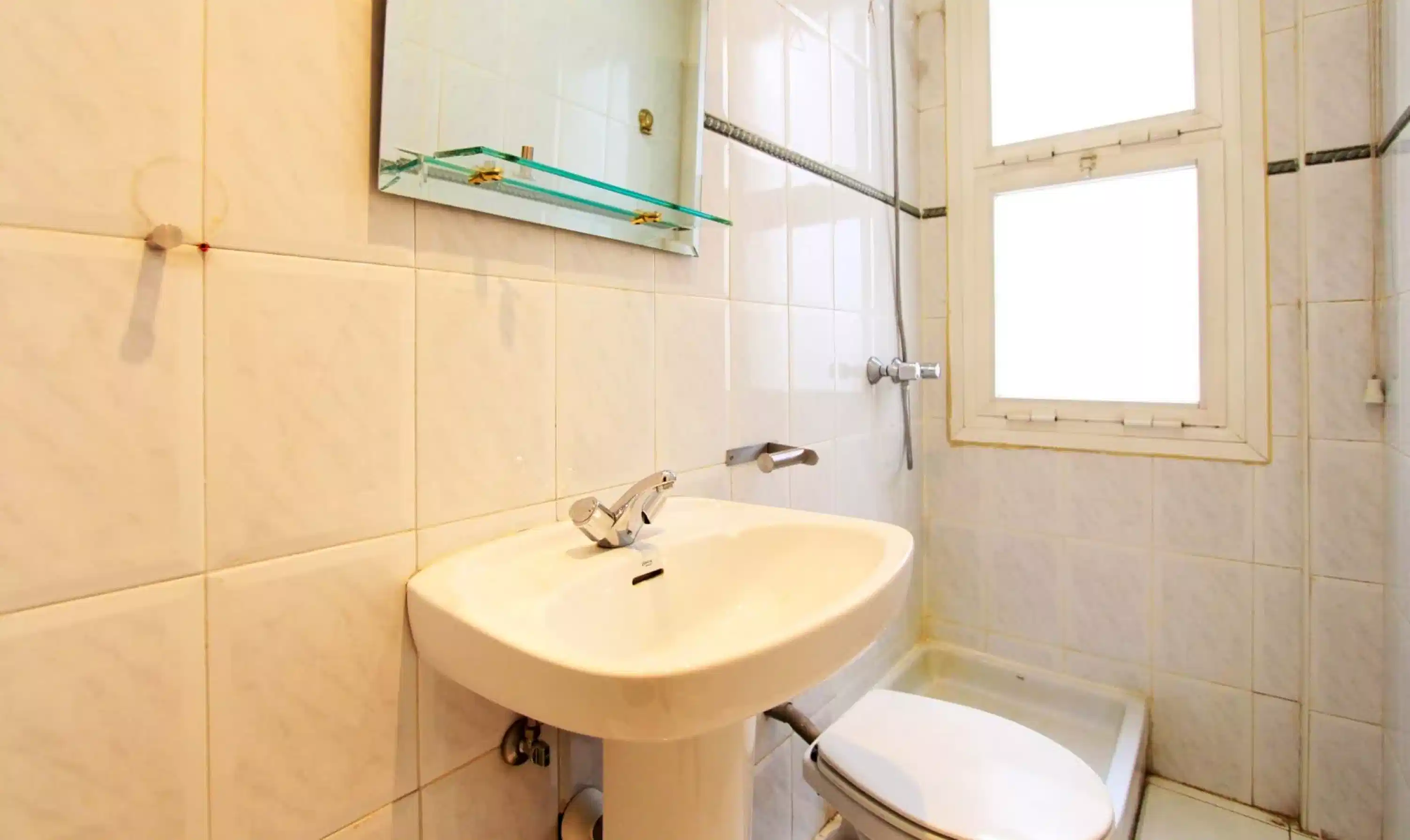 Exterior?w=400&h=260&fit=crop&q=40&auto=format&trim=auto