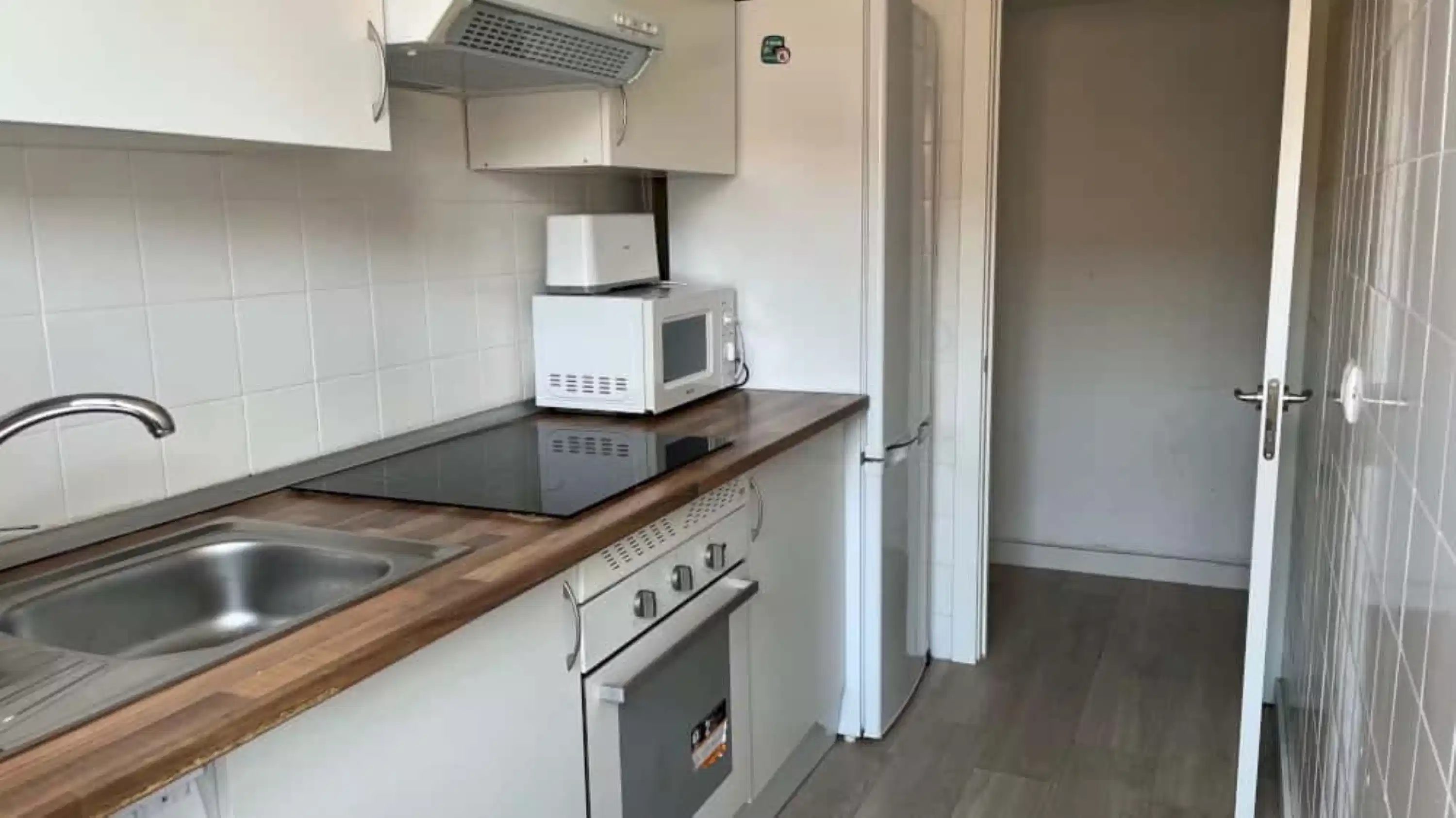 Exterior?w=400&h=260&fit=crop&q=40&auto=format&trim=auto