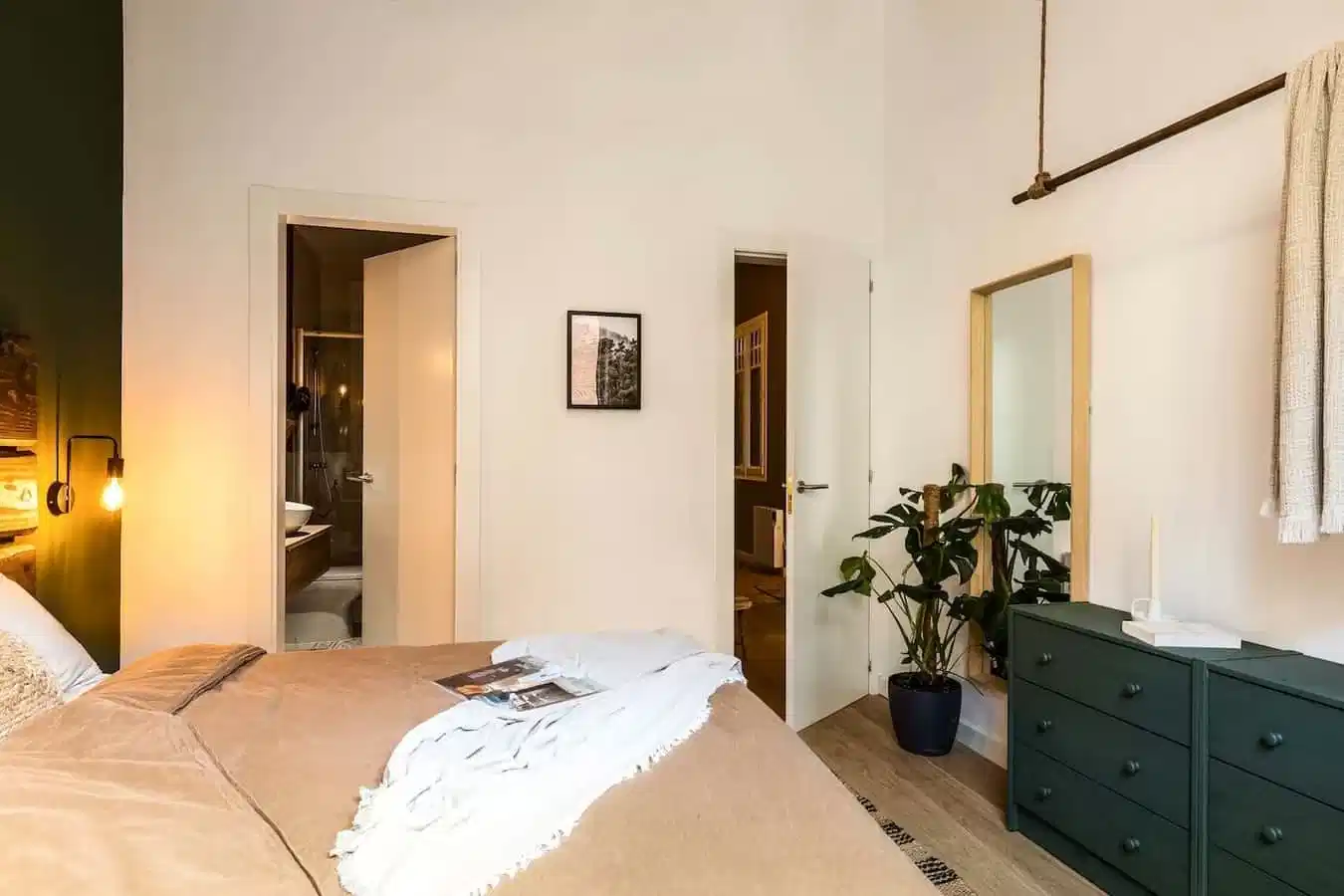 Exterior?w=400&h=260&fit=crop&q=40&auto=format&trim=auto