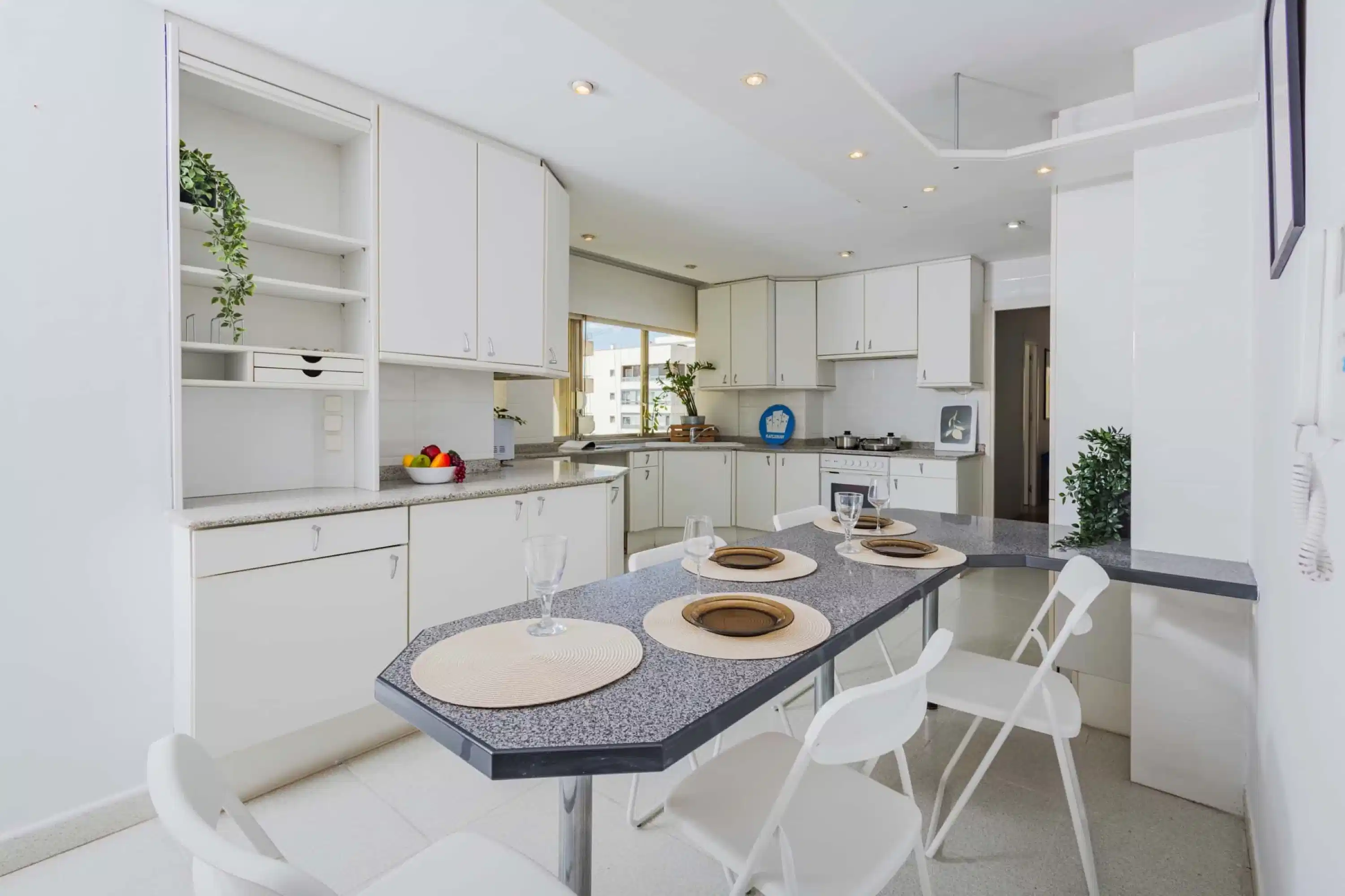 Exterior?w=400&h=260&fit=crop&q=40&auto=format&trim=auto