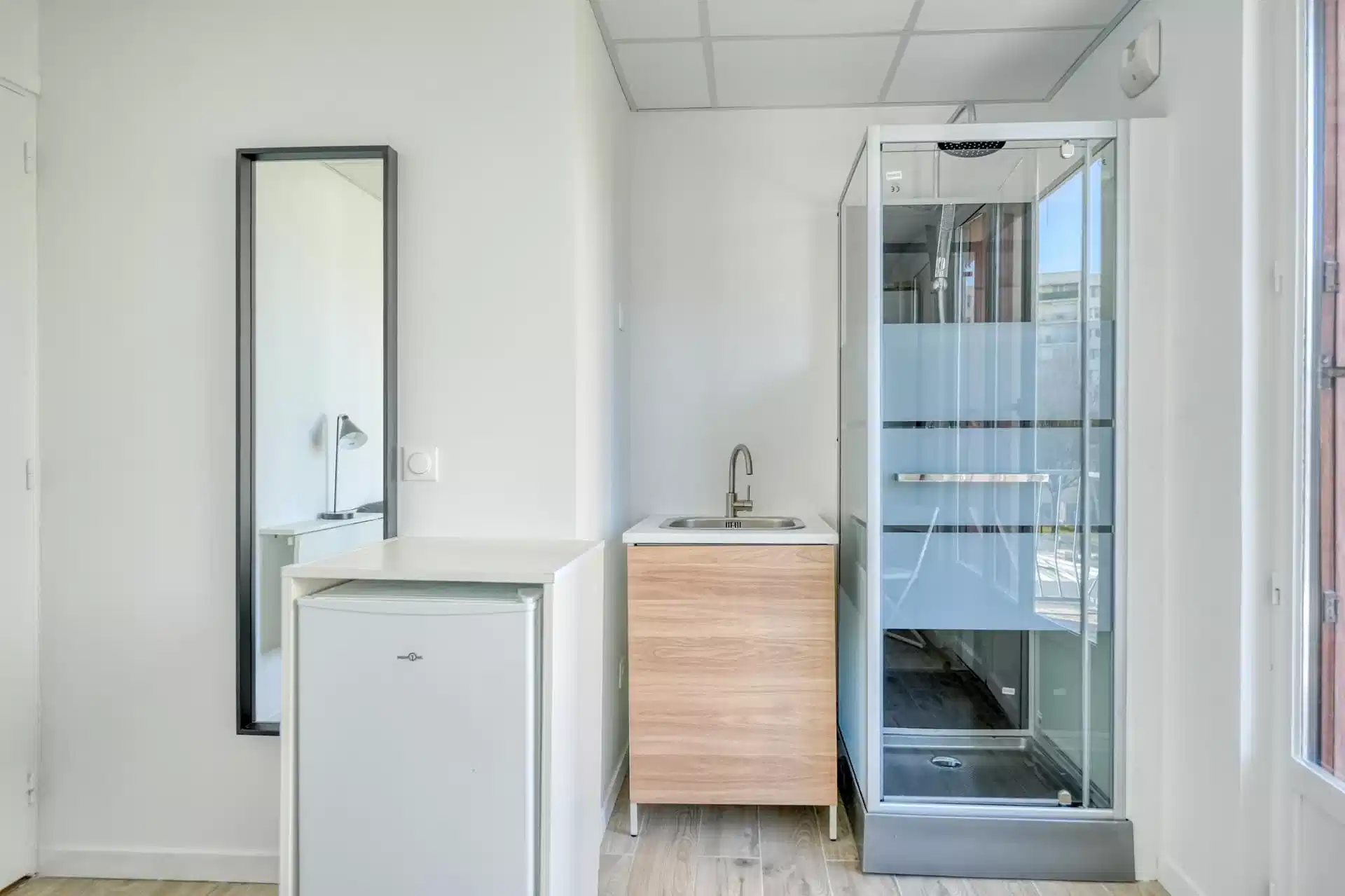 Exterior?w=400&h=260&fit=crop&q=40&auto=format&trim=auto