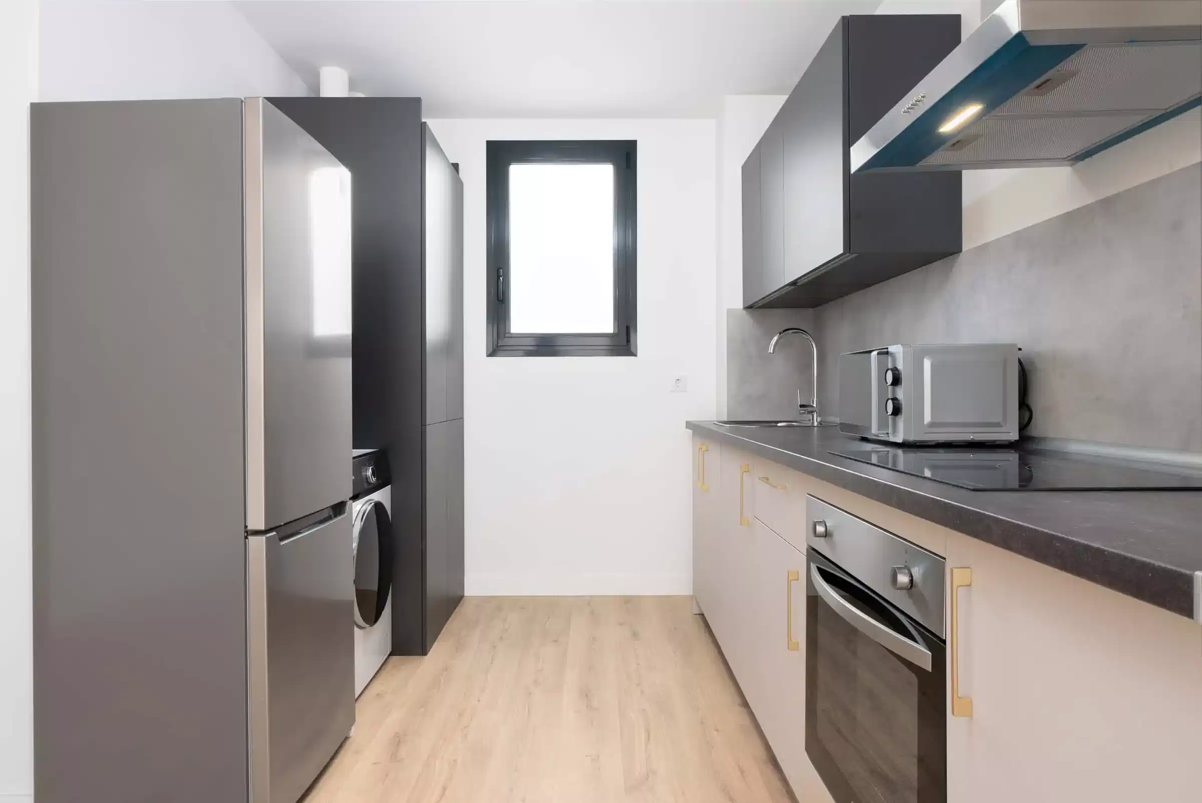 Common Area?w=400&h=260&fit=crop&q=40&auto=format&trim=auto