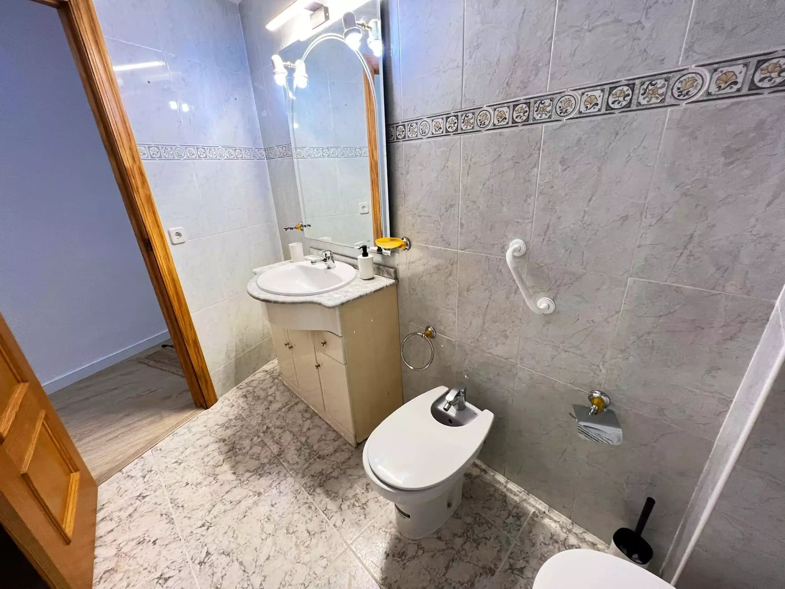 Exterior?w=400&h=260&fit=crop&q=40&auto=format&trim=auto