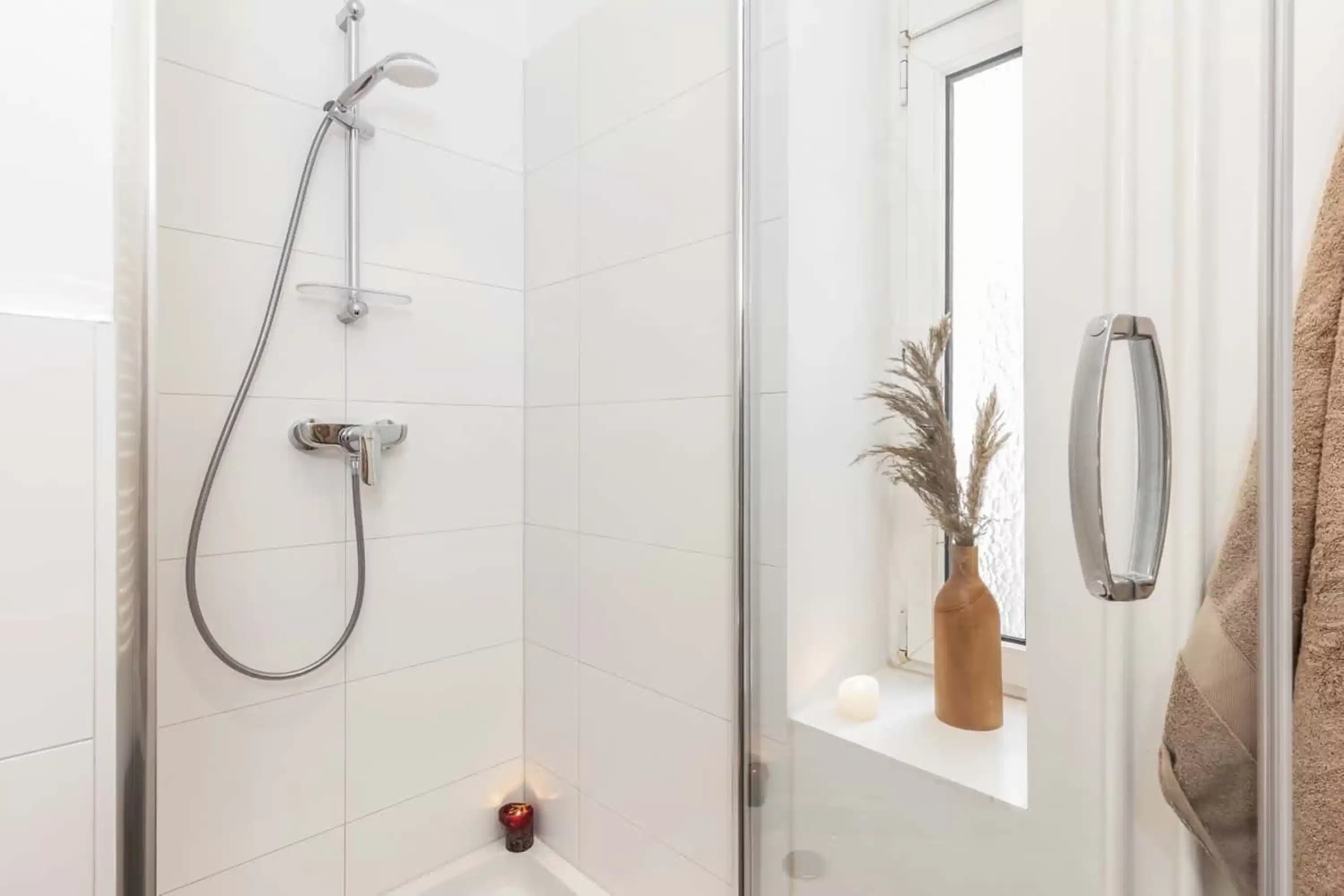 Exterior?w=400&h=260&fit=crop&q=40&auto=format&trim=auto