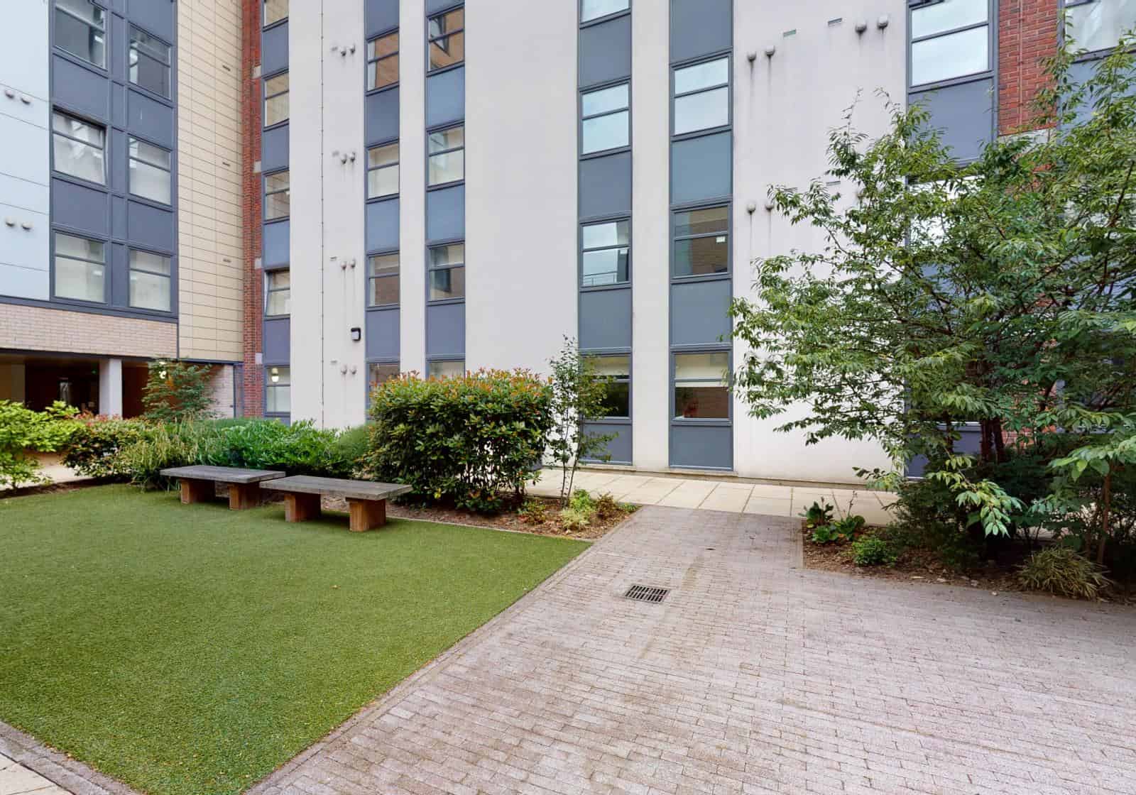 Amenities?w=400&h=260&fit=crop&q=40&auto=format&trim=auto