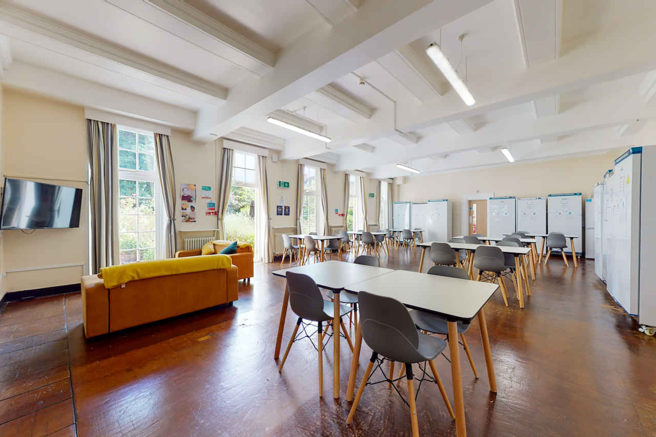 Common Area?w=400&h=260&fit=crop&q=40&auto=format&trim=auto