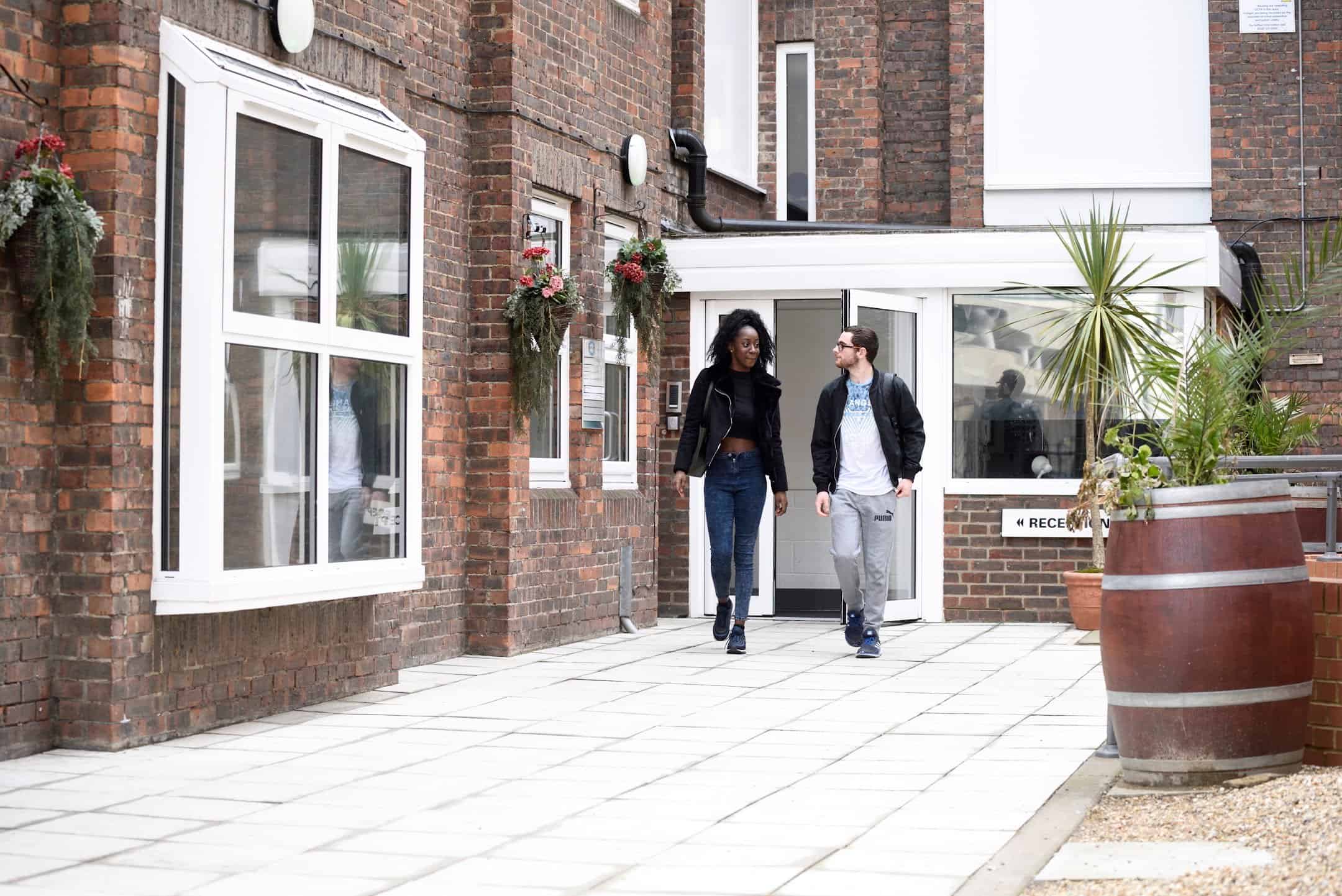 Bedroom?w=400&h=260&fit=crop&q=40&auto=format&trim=auto