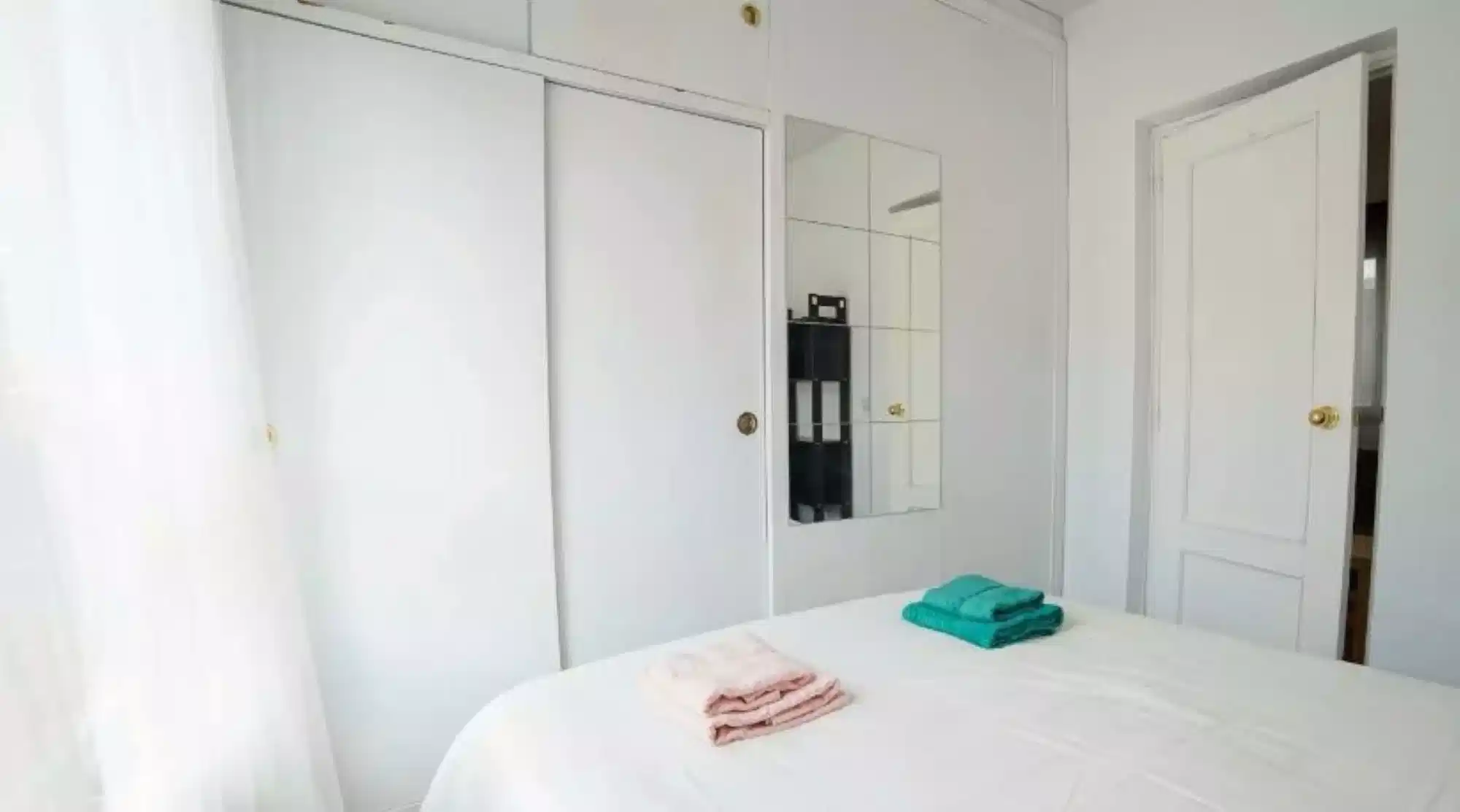 Common Area?w=400&h=260&fit=crop&q=40&auto=format&trim=auto