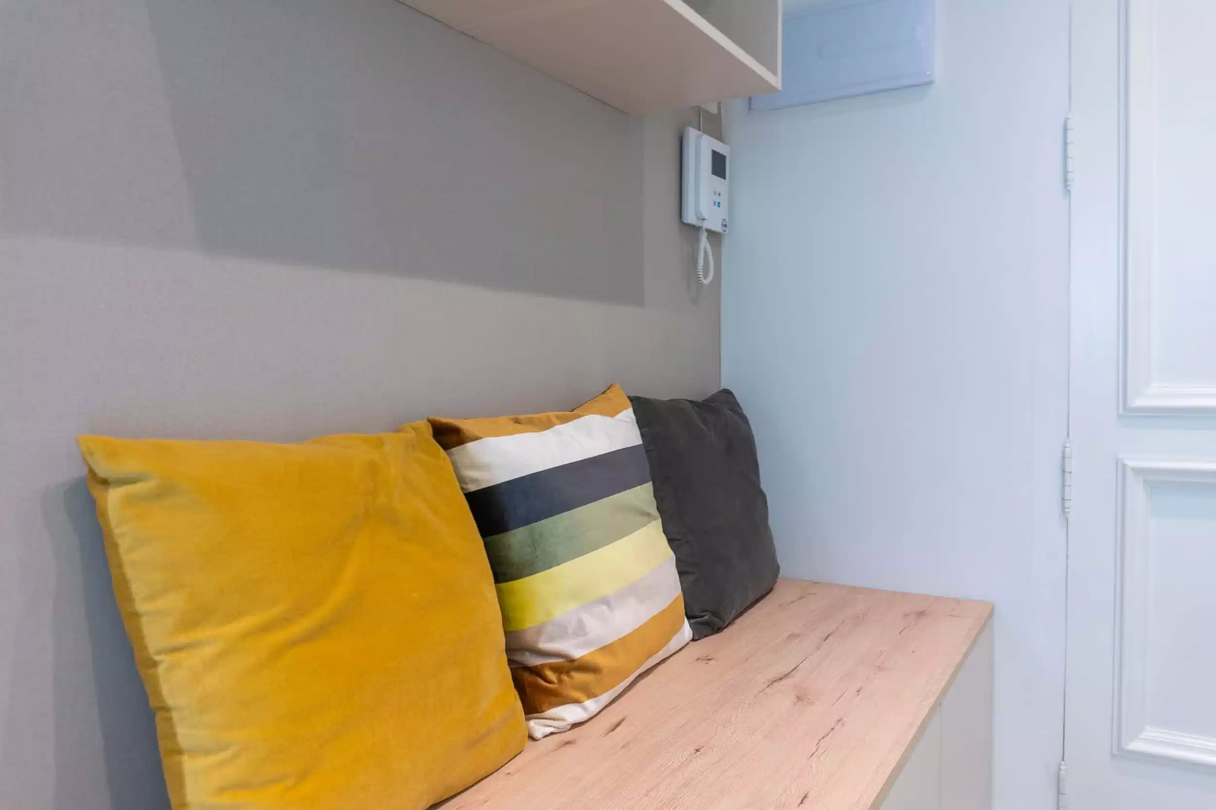 Exterior?w=400&h=260&fit=crop&q=40&auto=format&trim=auto