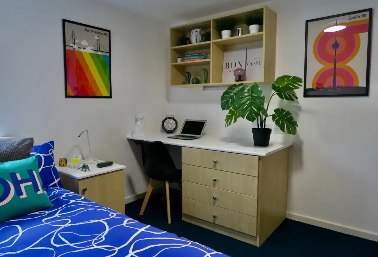 Common Area?w=400&h=260&fit=crop&q=40&auto=format&trim=auto