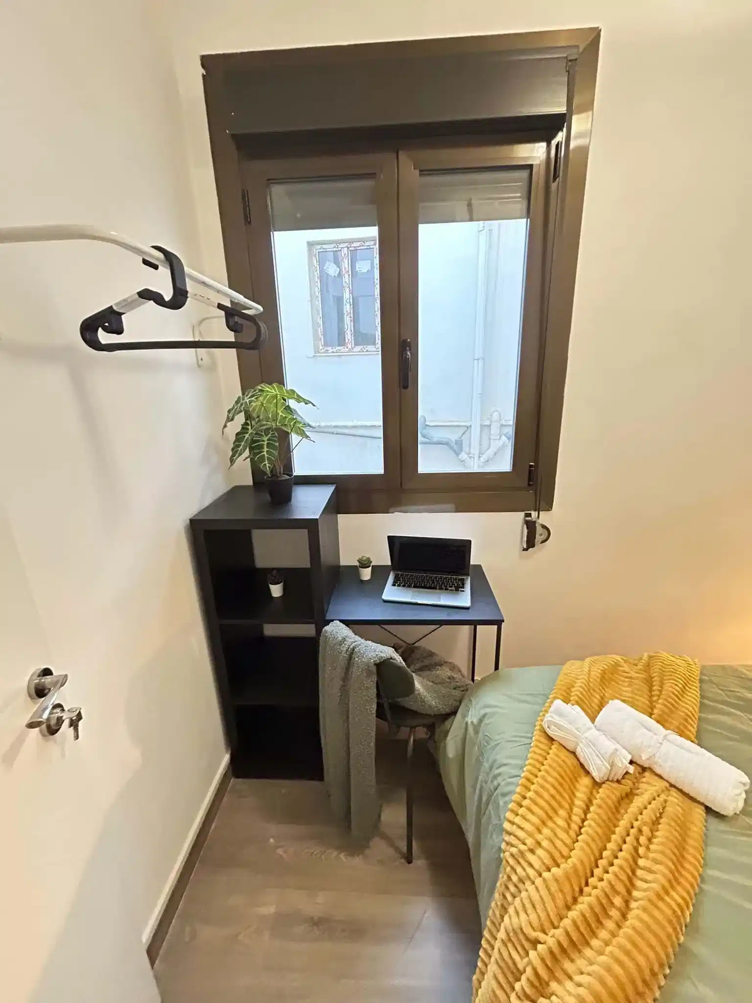 Exterior?w=400&h=260&fit=crop&q=40&auto=format&trim=auto