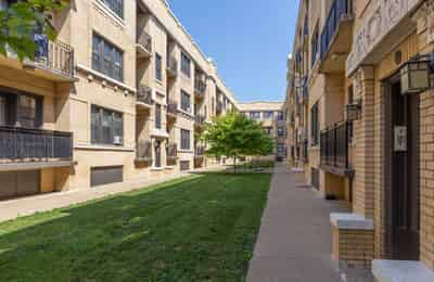 Maple Court, Chicago - Chicago, Illinois, United States - Exterior