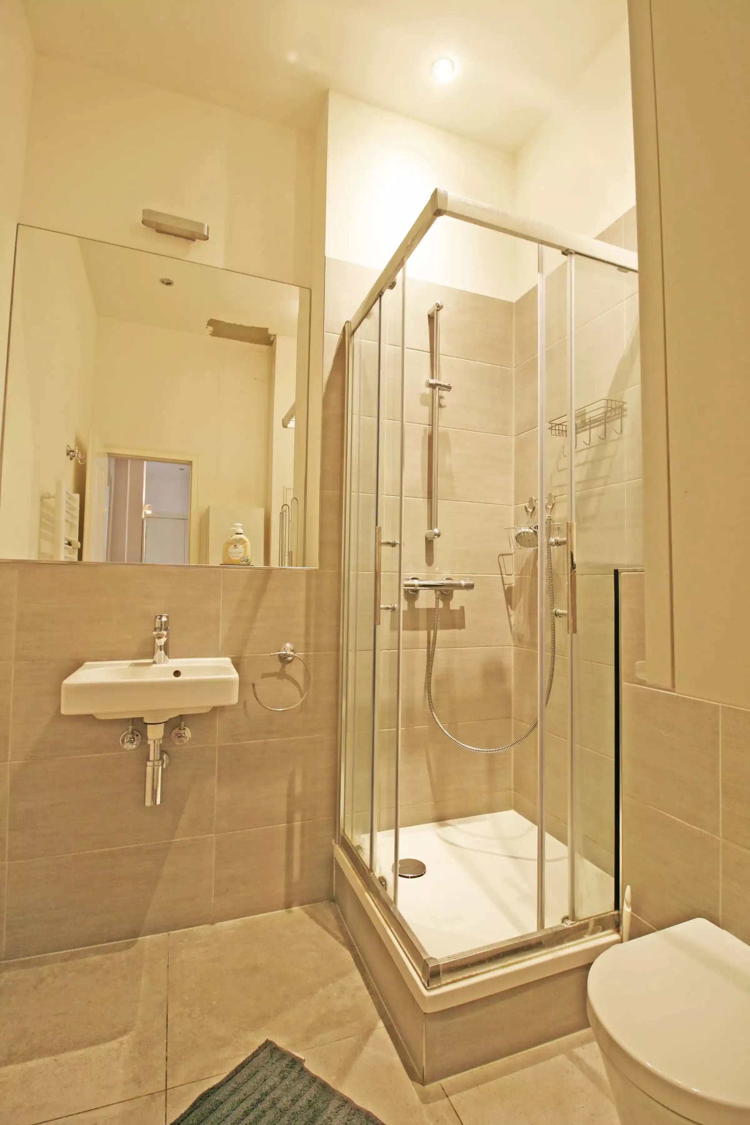 Exterior?w=400&h=260&fit=crop&q=40&auto=format&trim=auto