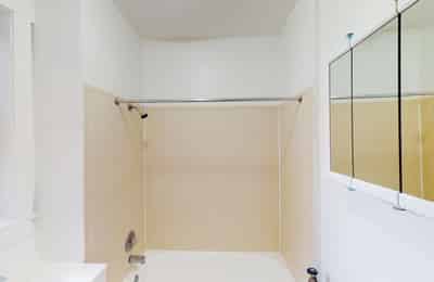 5202-5210 S. Cornell Avenue, Chicago - Chicago, Illinois, United States - Bathroom