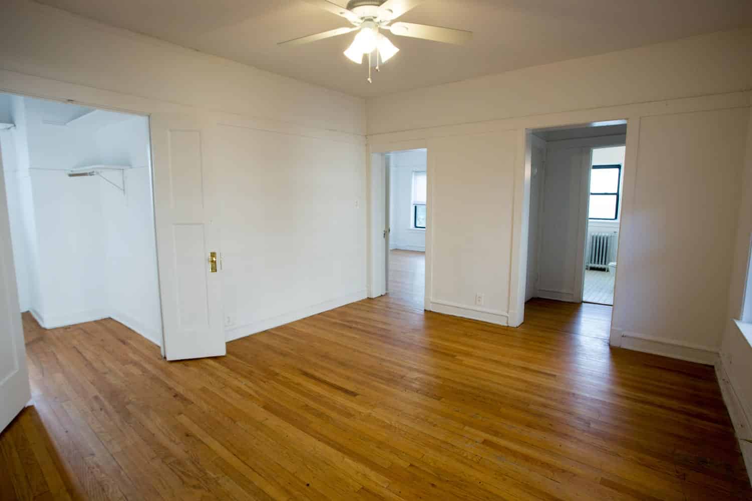 Bathroom?w=400&h=260&fit=crop&q=40&auto=format&trim=auto