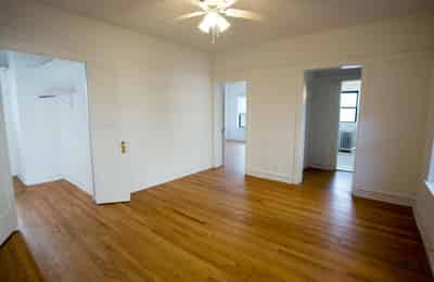 Bathroom?w=400&h=260&fit=crop&q=40&auto=format&trim=auto