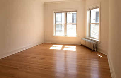 Bathroom?w=400&h=260&fit=crop&q=40&auto=format&trim=auto