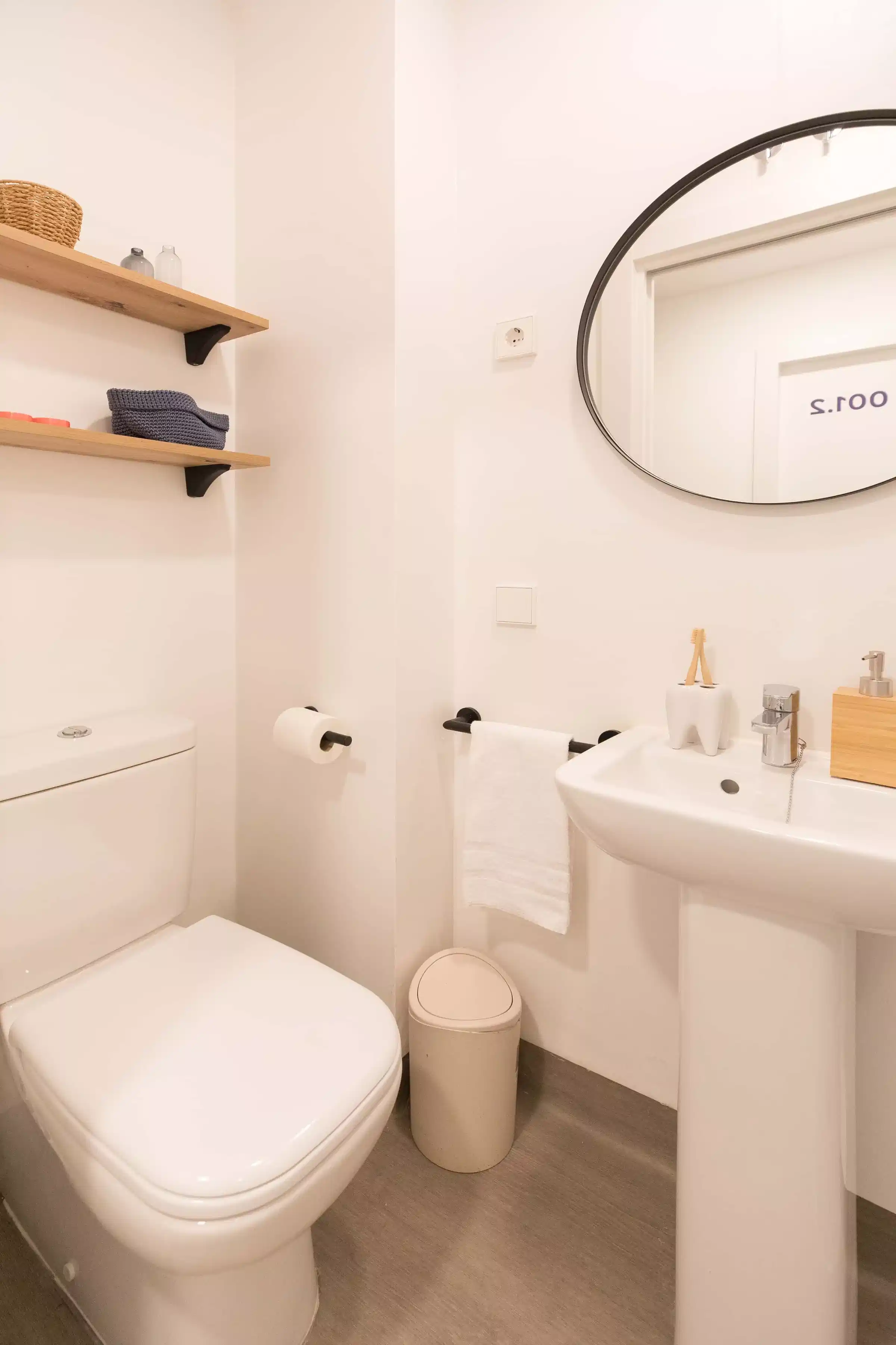 Exterior?w=400&h=260&fit=crop&q=40&auto=format&trim=auto