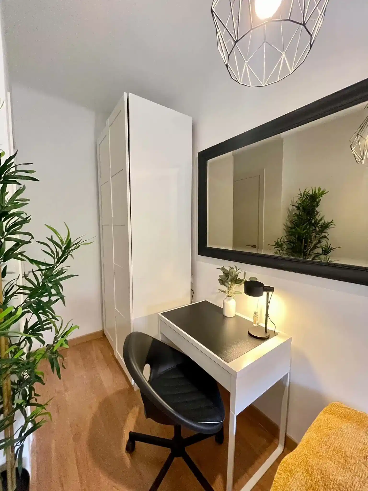 Exterior?w=400&h=260&fit=crop&q=40&auto=format&trim=auto