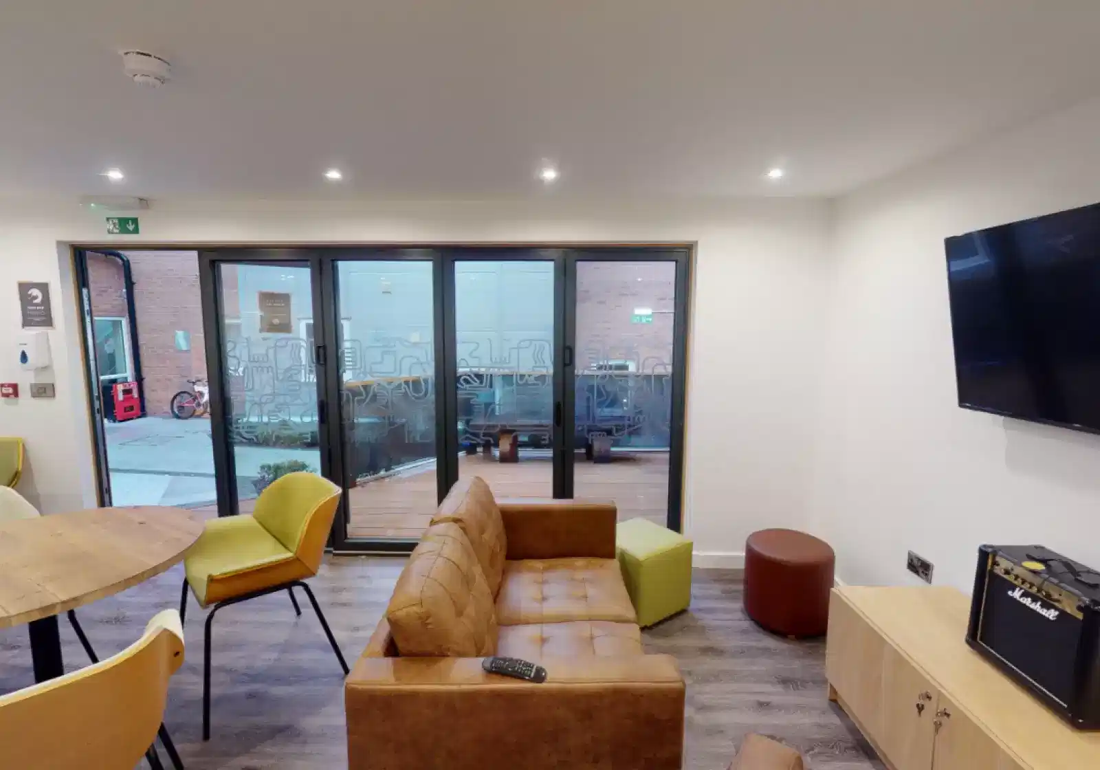 Common Area?w=400&h=260&fit=crop&q=40&auto=format&trim=auto