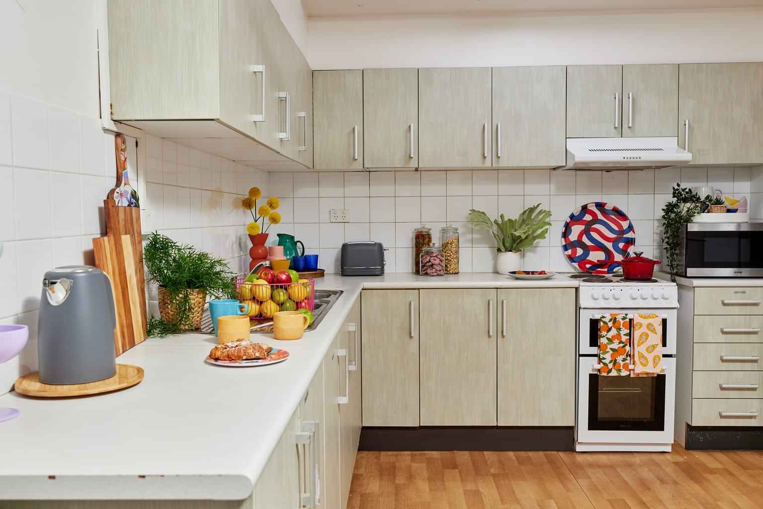 Exterior?w=400&h=260&fit=crop&q=40&auto=format&trim=auto