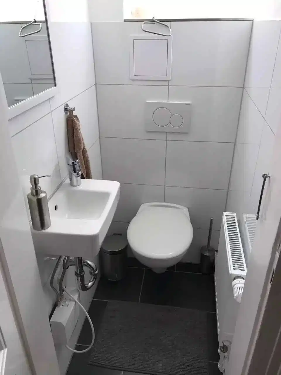 De Neufville Straße, Frankfurt - Frankfurt, Germany - Private Room (90 Sqm) - Bathroom